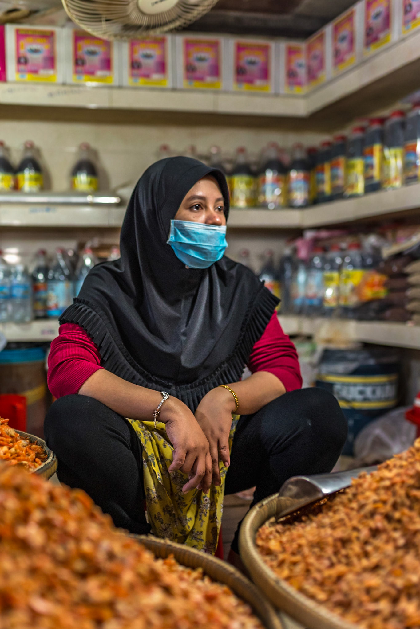 Elle veille sur ses épices comme sur des secrets bien gardés.  