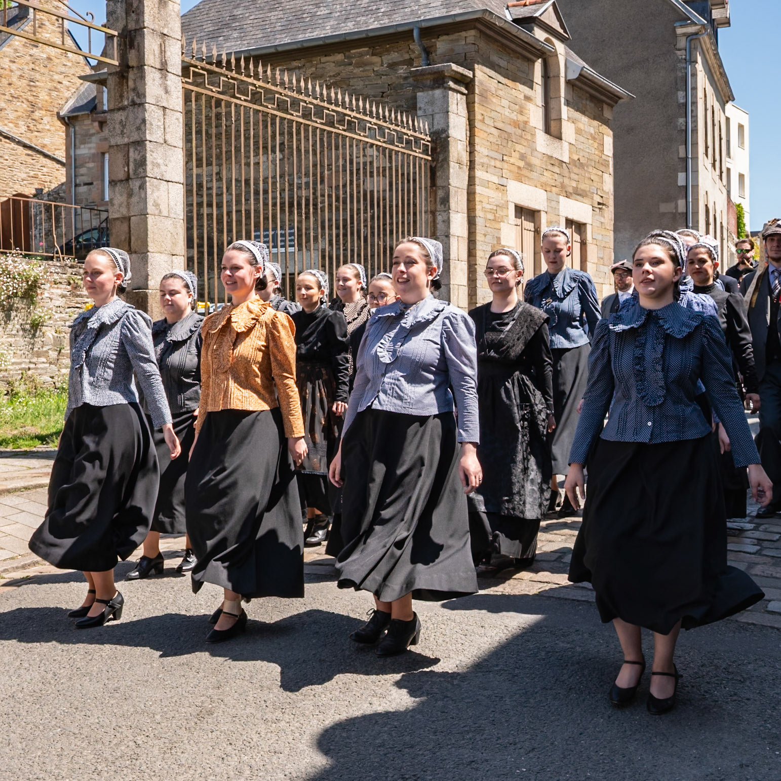 Elles marchent lentement,comme si chaque pas réveillait un souvenir. Leur présence est un fil qui relie les vivants aux vivants.