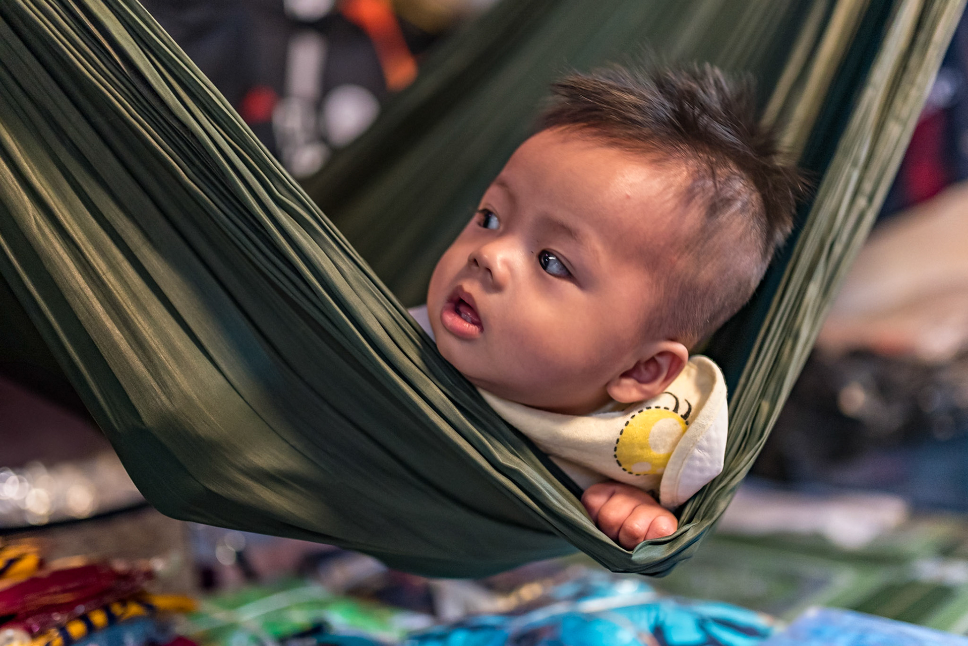 La maman tient une échope dans le marché couvert de Kampong Trach. Le garçon de son prénom Musa veille sur tout ce qui bouge du haut de son hamac-berceau. C'est une forme d'éveil et de curiosité assez singulière, lais tellement pleine de vie.