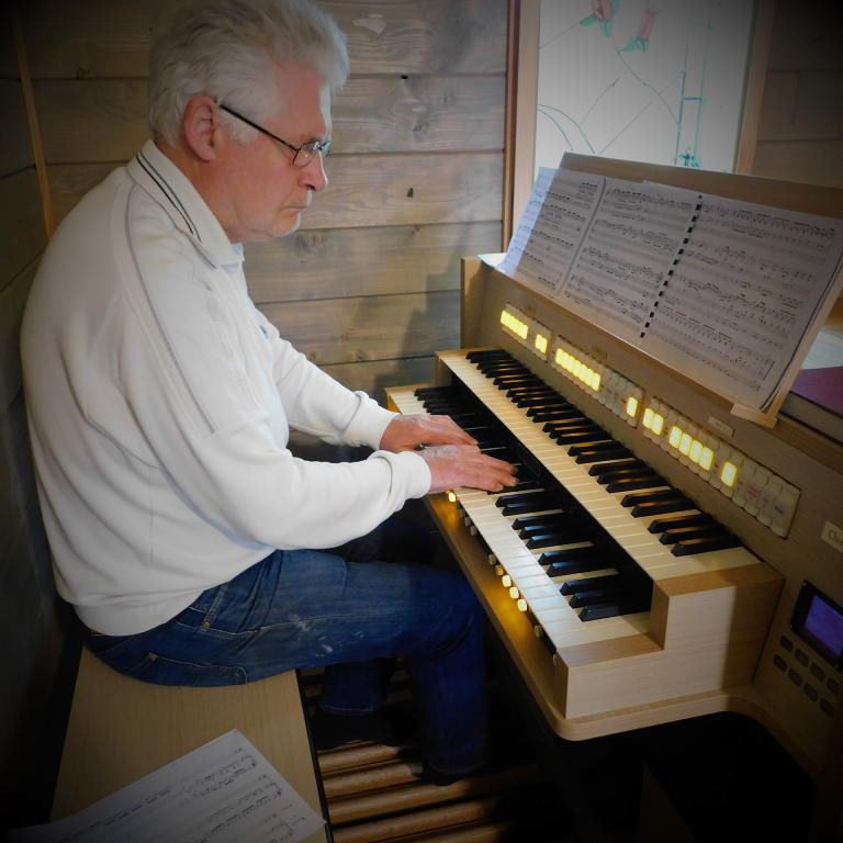 Organist Torvald Gjerde øver på kyrkjeorgelet, som han sjølv har finansiert. August 2022.
