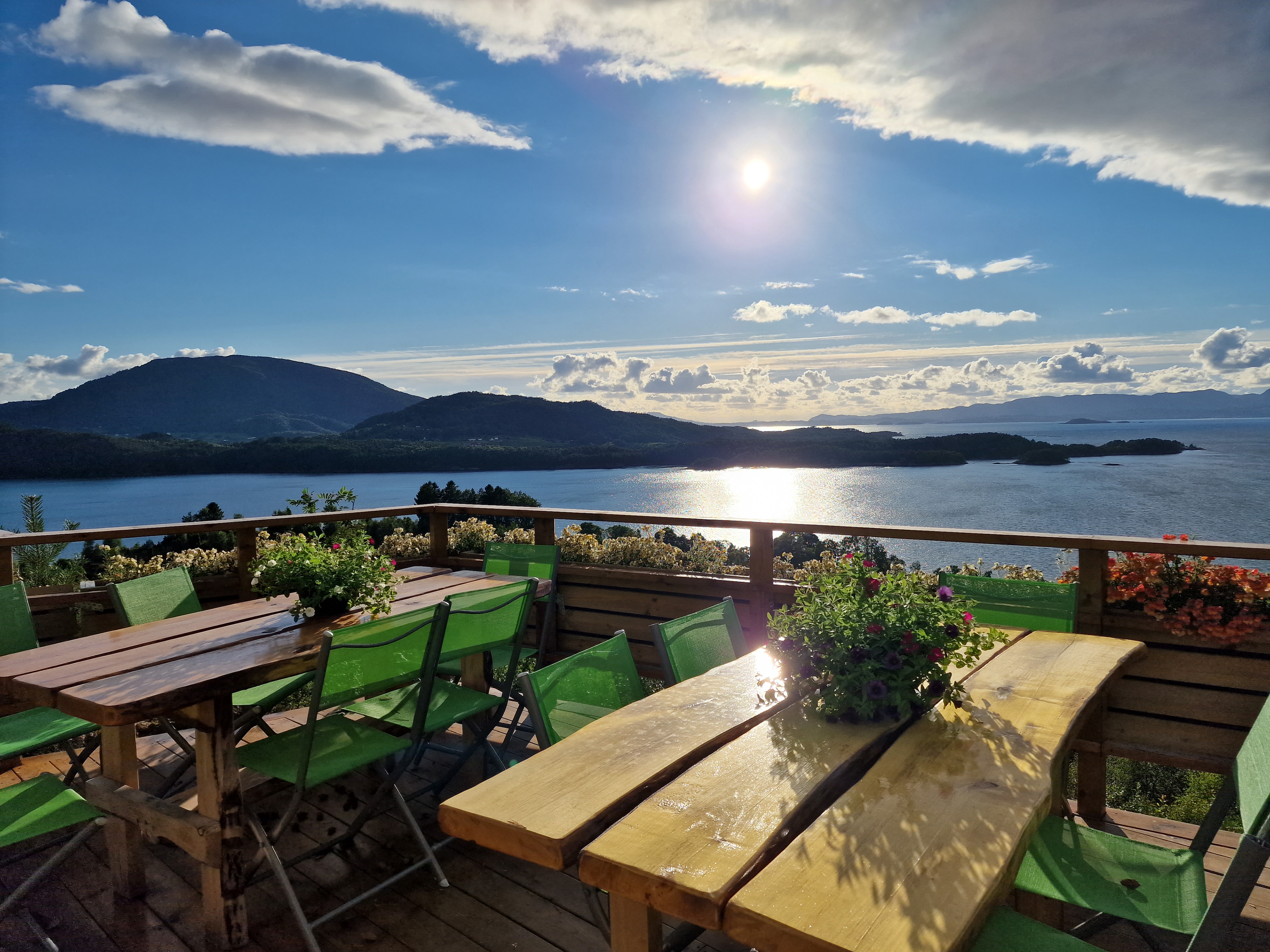 Og terrassen vart nydeleg. Kan du tenkja deg å eta lunsj her neste sommar? August 2022. Foto: Vibeke Teigen.