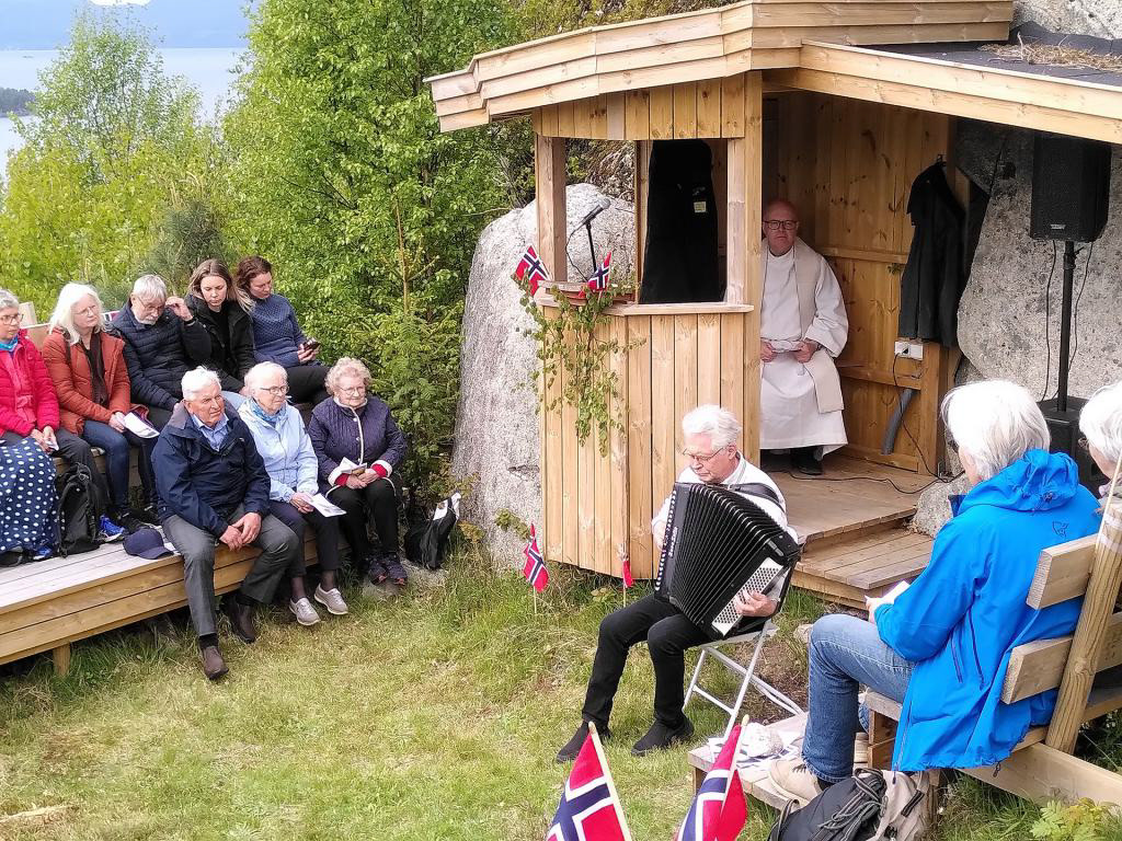 Kristi Himmelfartsdag tok me opp att den gamle tradisjonen med friluftsgudsteneste på Gullhaug. Her nede i Solkroken, der gudstenestene var tidlegare år òg, har me fått ein flott arena for denne typen arrangement.