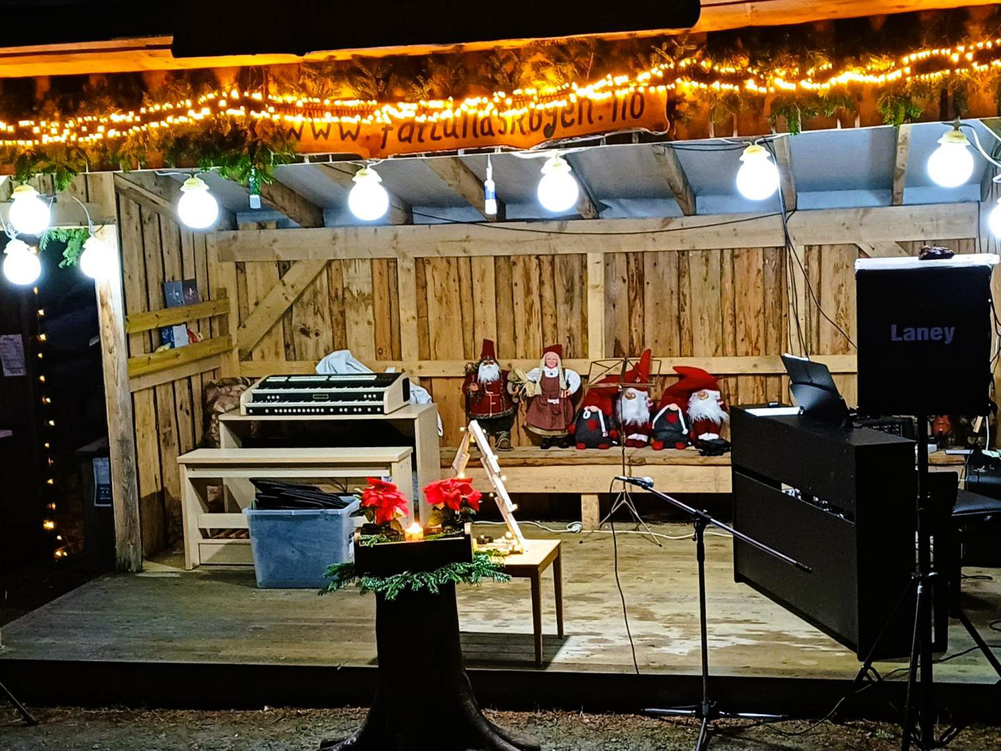 Scenen er klar, men berre smånissane er på plass så langt. Og det flunkande nye flotte orgelet!