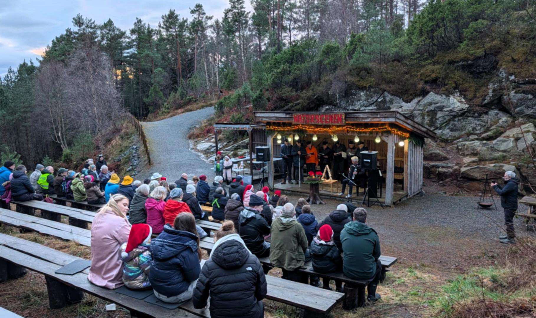 Gjestene lyttar andektig til tonane frå Shantykoret, og Torvald på trekkspelet. Foto Fabian Ruud.