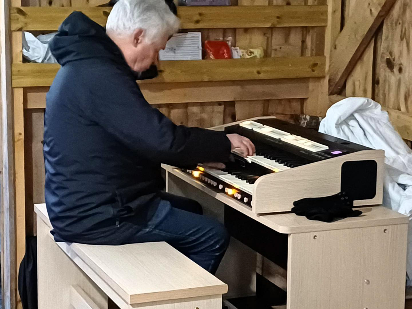 Torvald avsluttar konserten med eit nydeleg orgelstykke.