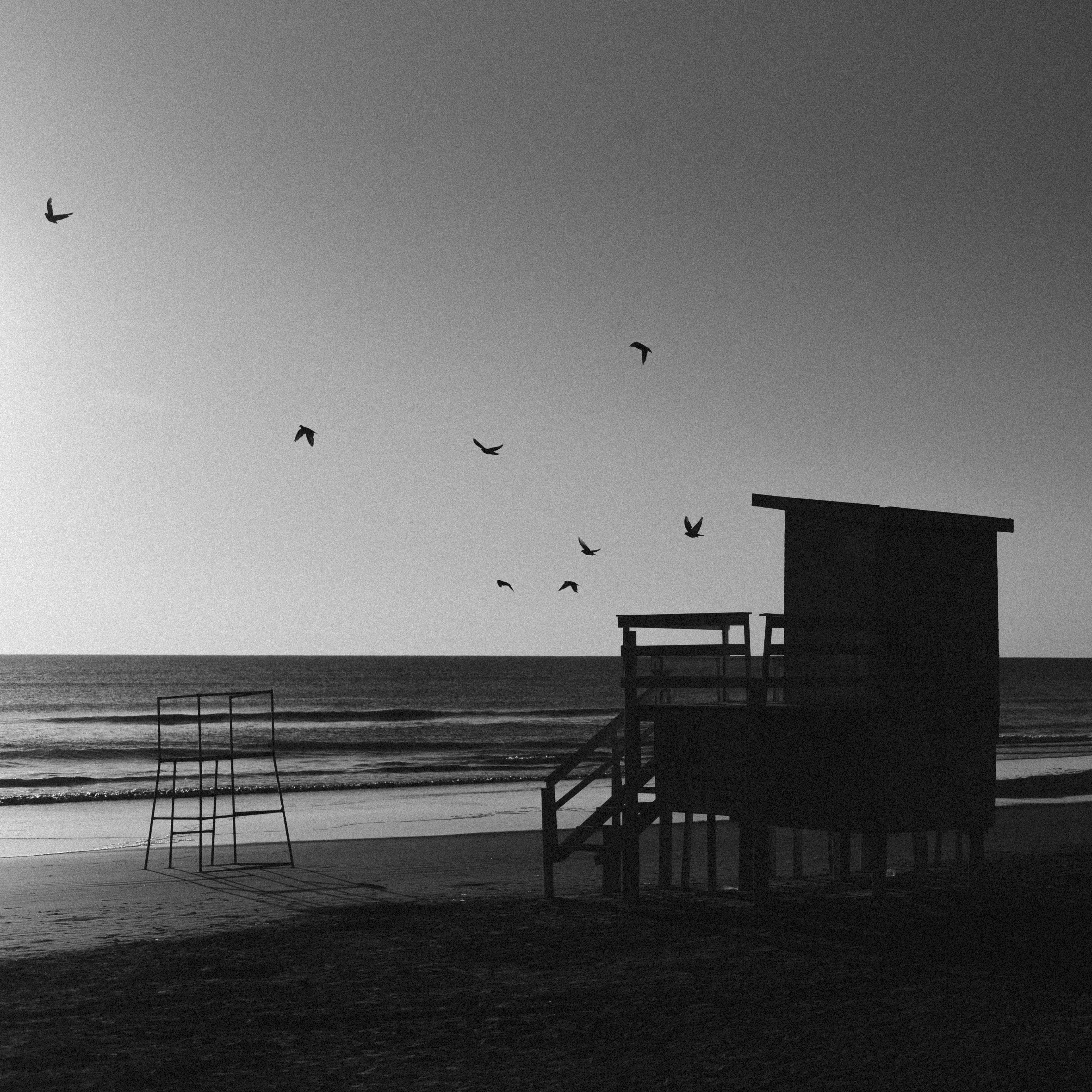 Casita de guardavidas en blanco y negro