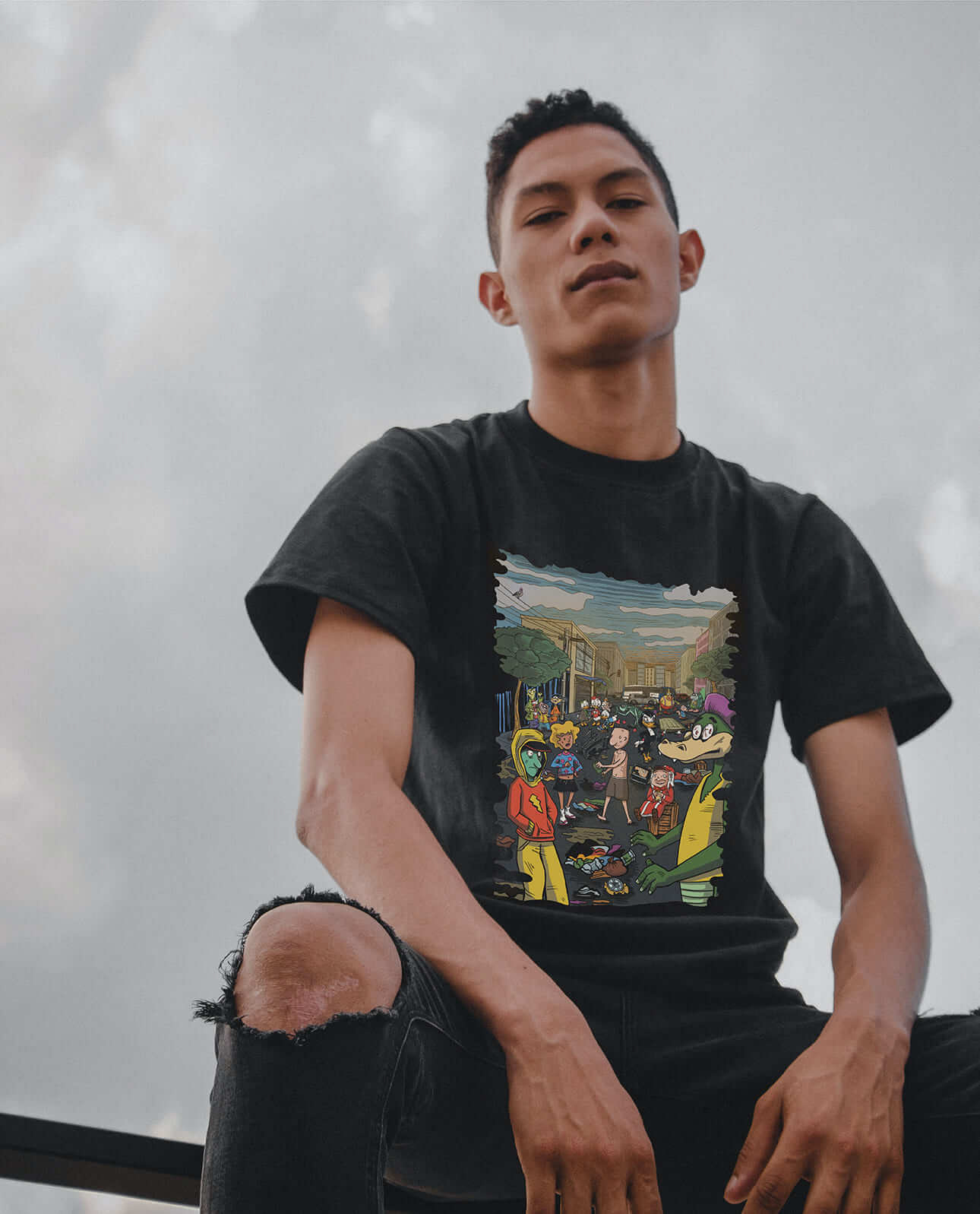 Jovem usando uma camiseta com a estampa da cracolândia em São Paulo tomada por personagens de desenhos antigos