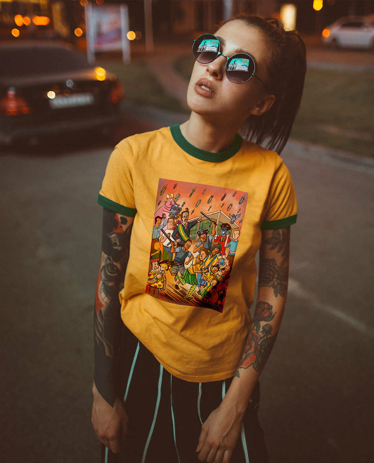 Jovem mulher com uma camiseta estampada com uma ilustração de uma família de patriotas apanhando da polícia em Brasília