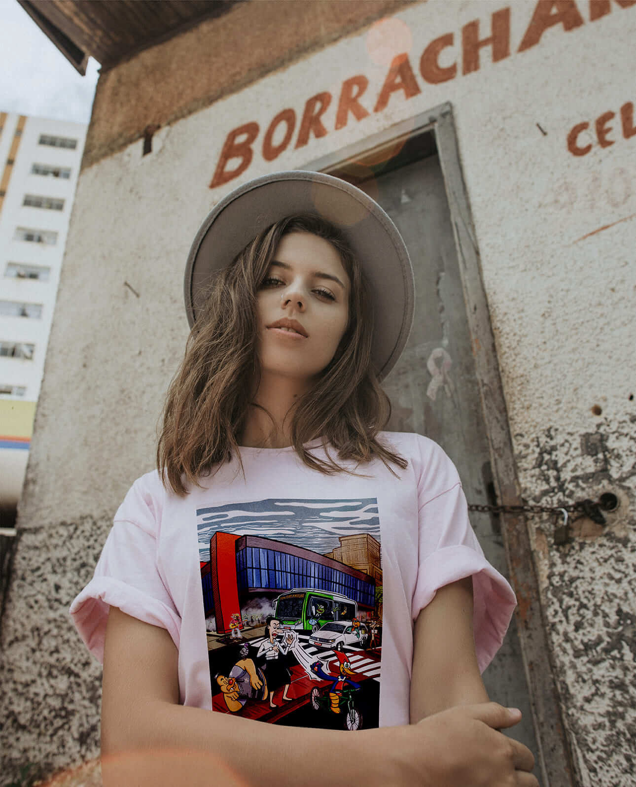 Jovem mulher com uma camiseta do Pica-Pau roubando um celular na cidade de São Paulo, em frente ao MASP
