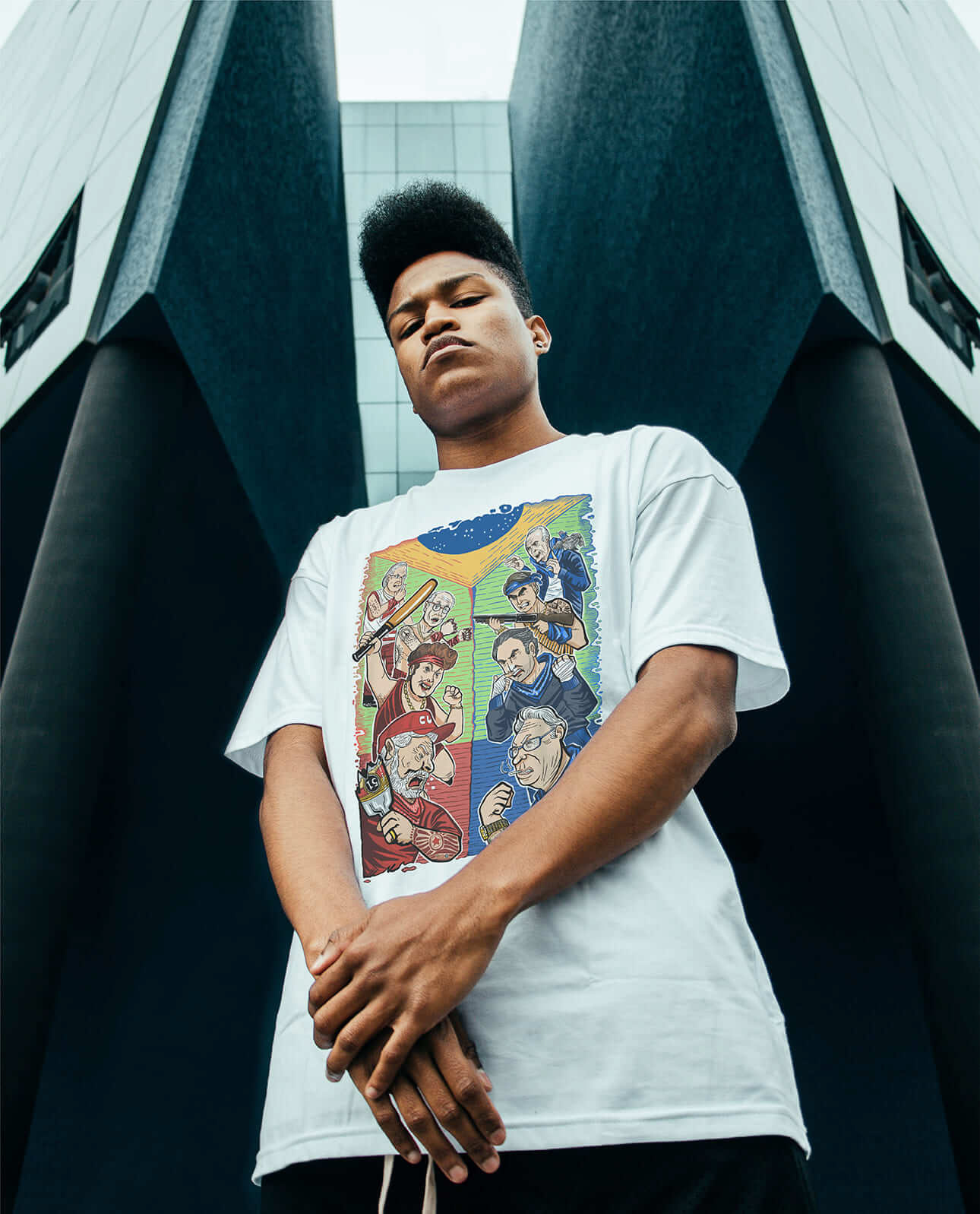 Homem jovem negro vestindo uma camiseta estampada com uma ilustração de políticos de esquerda e direita se enfrentando