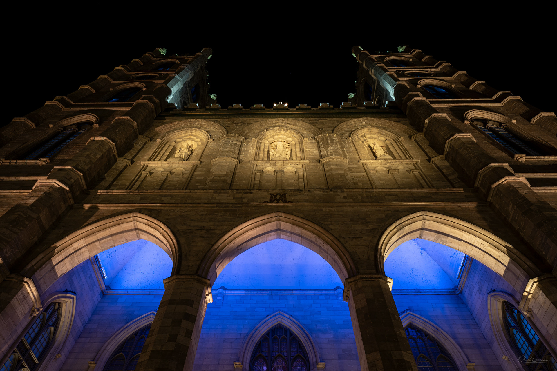 Sous la lumière bleue