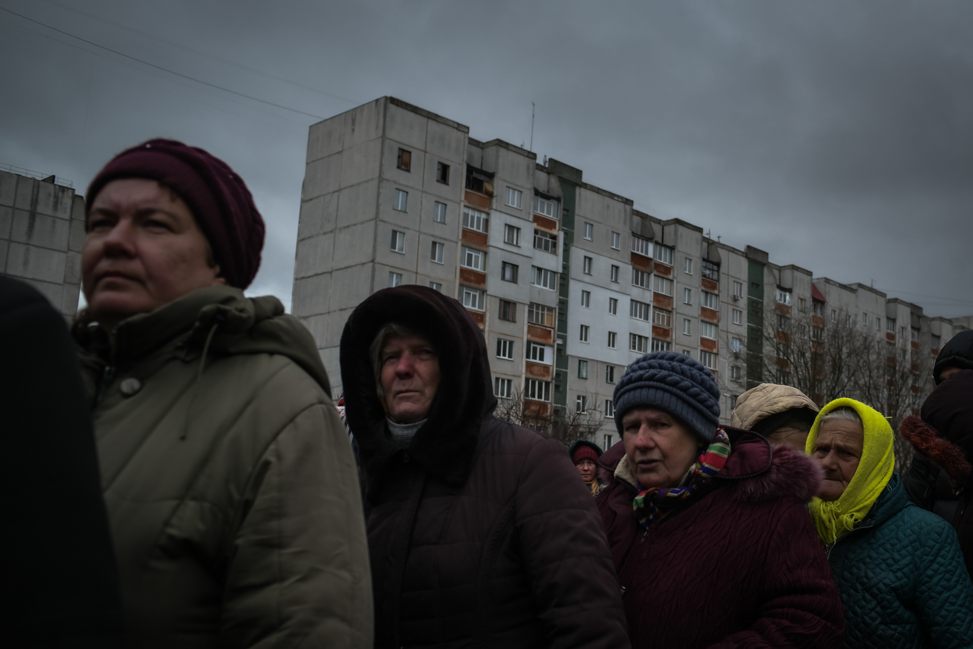 Chernihiv, Ukraine. 16th Apr 2022. People wait in line for food distribution by an ngo called World Central Kitchen in a residential area of Chernihiv, Ukraine after the Russian invasion on April 16, 2022. 