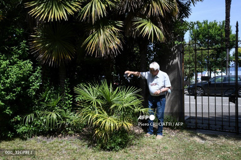 A man waters plants in a garden using a bottle of mineral water in Baveno, northwest of Milan, on June 17, 2022. 125 towns in the regions of Piedmont and Lombardy have been asked to ration water amid the worst drought to affect northern Italy’s rivers in 70 years. (Photo by Piero CRUCIATTI / AFP)