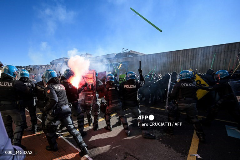 Demonstrators clash with riot police during a protest against the presence of an Israeli pavillion at Vicenzaoro, the largest show in Europe for the gold and jewellery industry, at Fiera Vicenza in Vicenza, on January 20, 2024. (Photo by Piero CRUCIATTI / AFP) - - Fotografo a Milano - Photographer Milan -