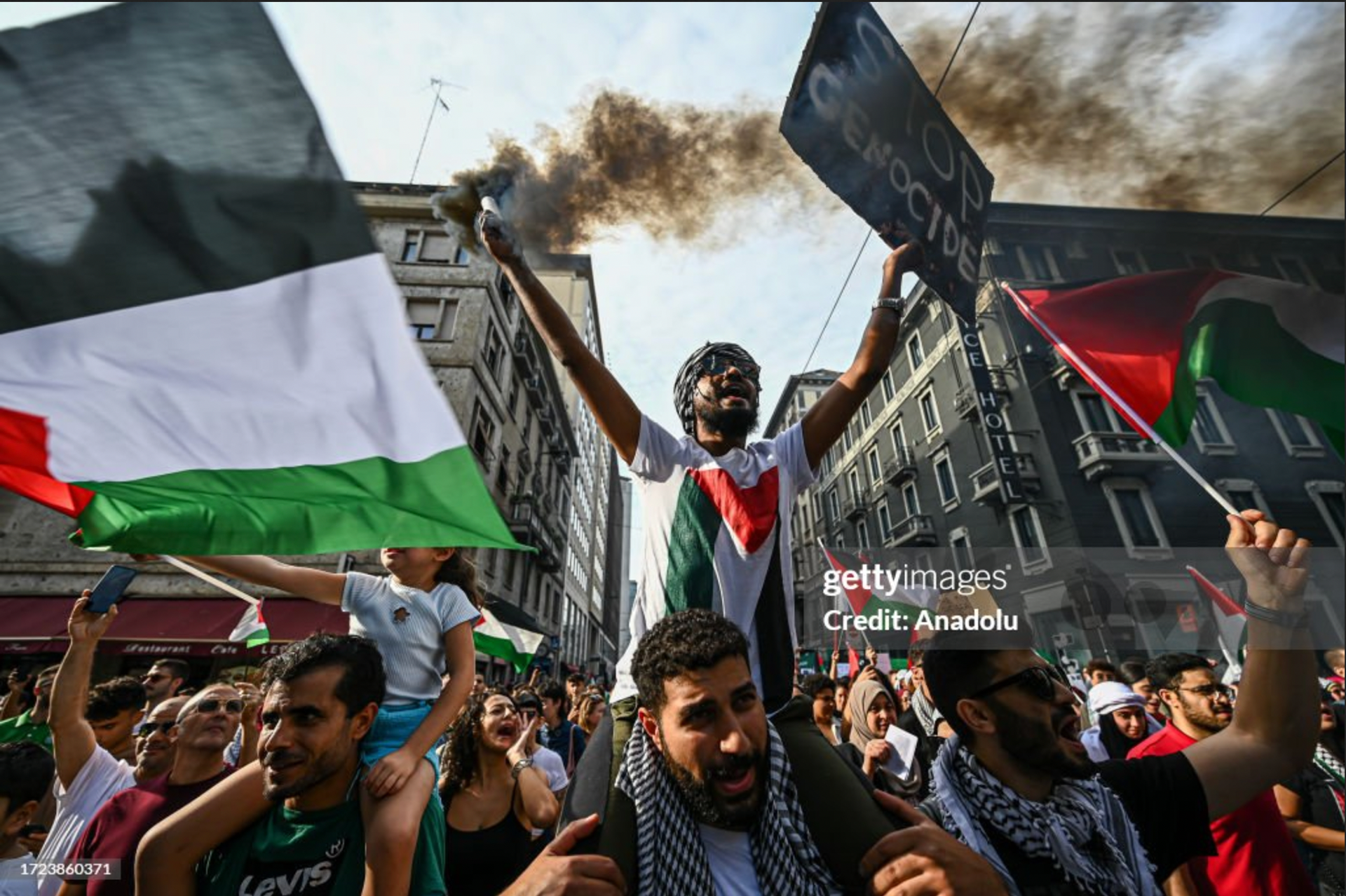 MILAN, ITALY - OCTOBER 14: a demonstrator lights a flare and chants slogans as hundreds of protesters gather to stage a demonstration in support of Palestinians in Milan, Italy on October 14, 2023.  - Fotografo a Milano - Photographer Milan - 