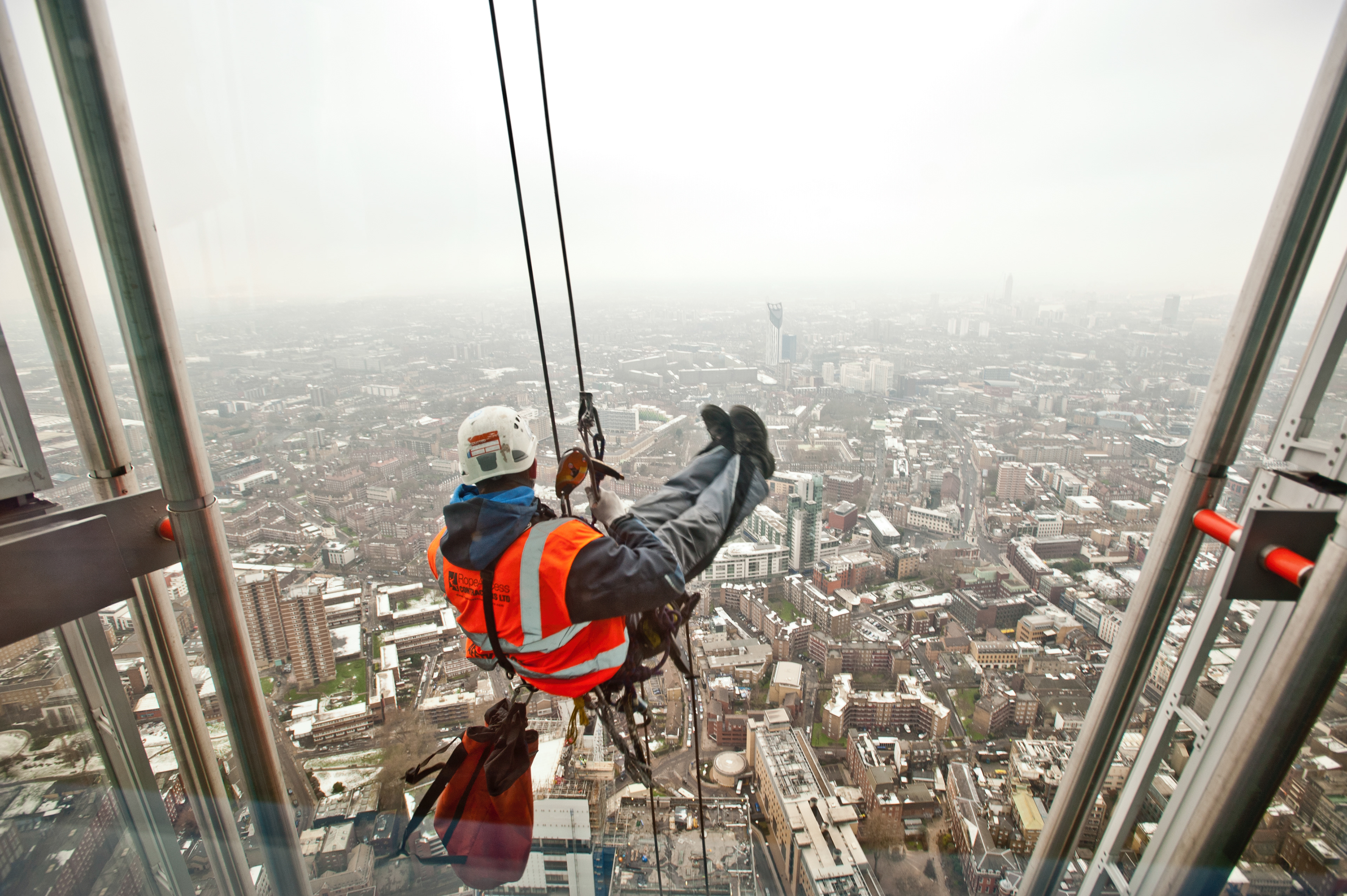 London, UK - 23 January 2013: the picture shows a window cleaner and the view of London as seen from 'The View from the Shard'. 'The View from the Shard' opens to the general public on the 1st of February, offering an unrivalled view on the city of London.  Fotografo Milano - Photographer Milan 