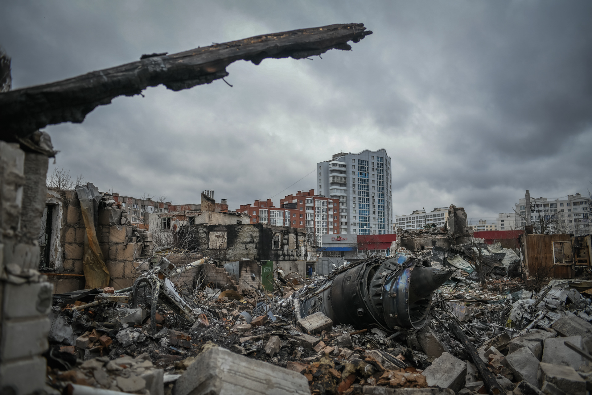 Chernihiv, Ukraine. 16th Apr 2022. A destroyed Russian Sukhoi Su-34 is seen in a residential area of Chernihiv, Ukraine on April 16, 2022. The pilot managed to eject and was captured, his navigator has been killed. 