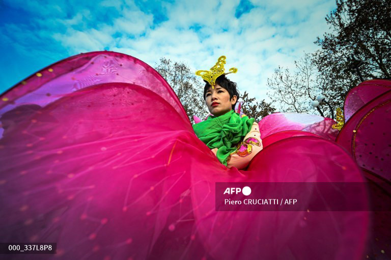 A performer takes part in a parade celebrating the Chinese Lunar New Year of the Rabbit, in central Milan, Italy, on January 22, 2023. (Photo by Piero CRUCIATTI / AFP)