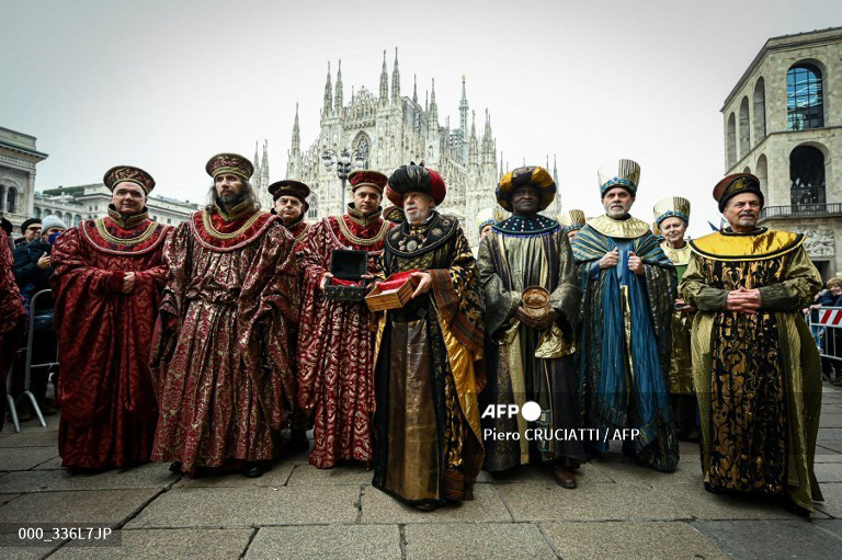 People impersonating the Three Wise Men pose in Piazza Duomo on January 6, 2023 in Milan during a traditional Epiphany historical parade, a procession that takes place every year since 1300. (Photo by Piero CRUCIATTI / AFP)