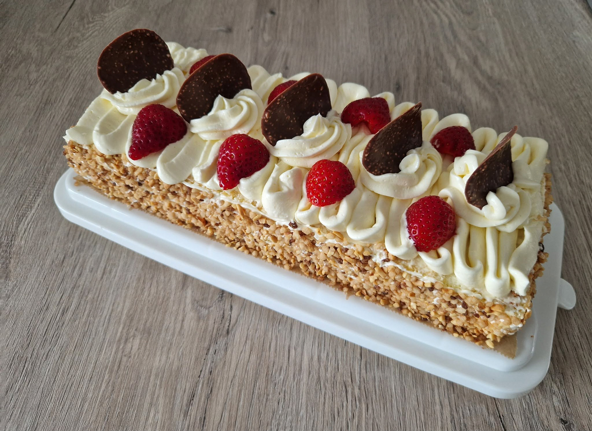 Slagroomschnitt met vers fruit van de Bakserre