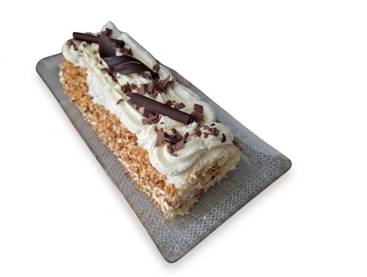 Slagroomrol met aardbeienjam en stukjes chocolade