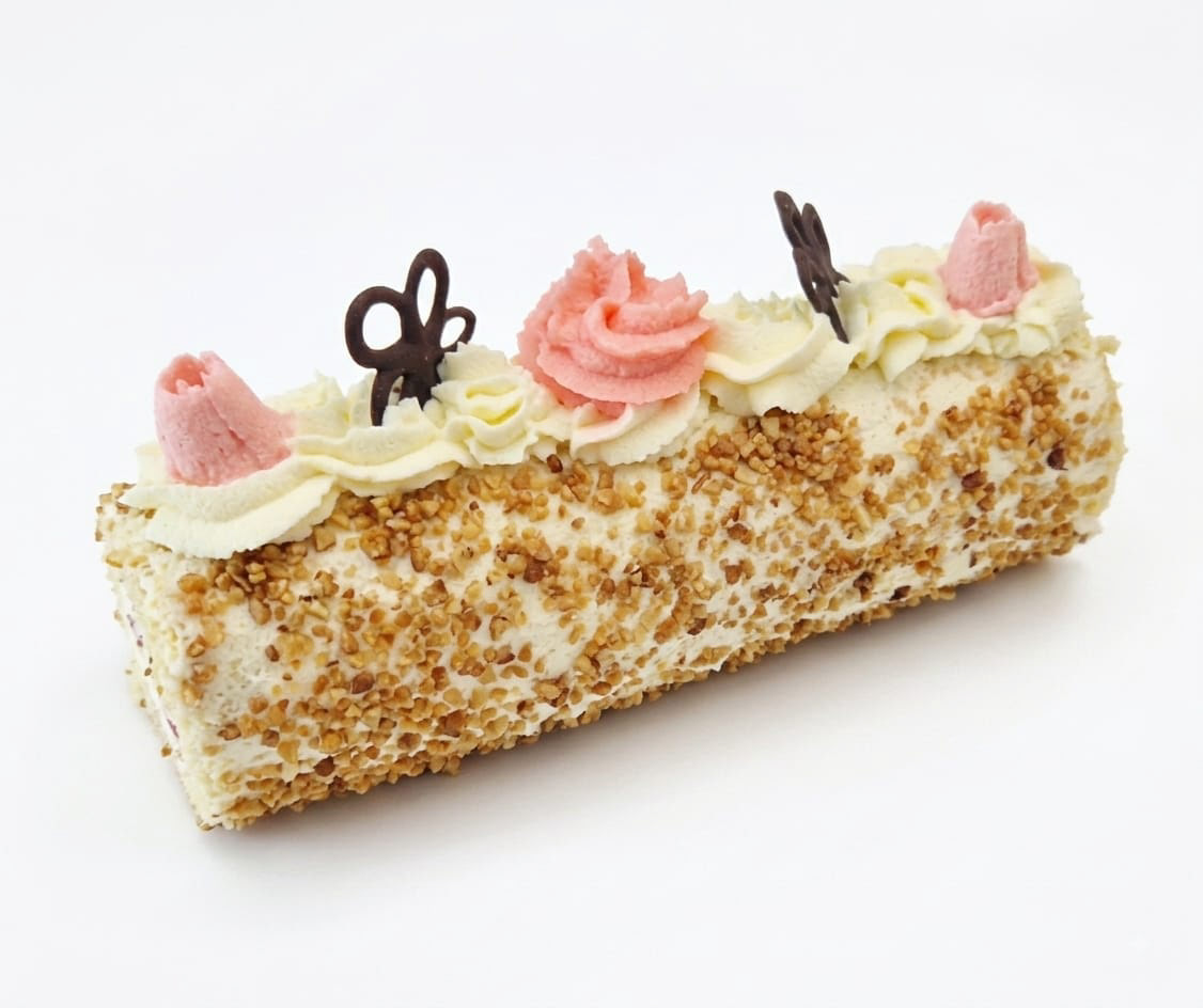 Biscuitrol met slagroom, botercreme en aardbeienjam