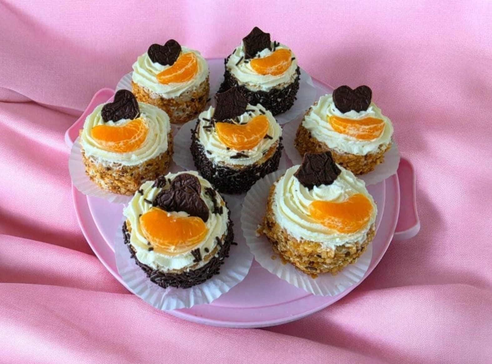 Ambachtelijk gebakken ronde gebakjes met vers gemaakte banketbakkersroom en slagroom met mascapone. Het geheel afgewerkt met een chocolaatje en een schijfje manderijn