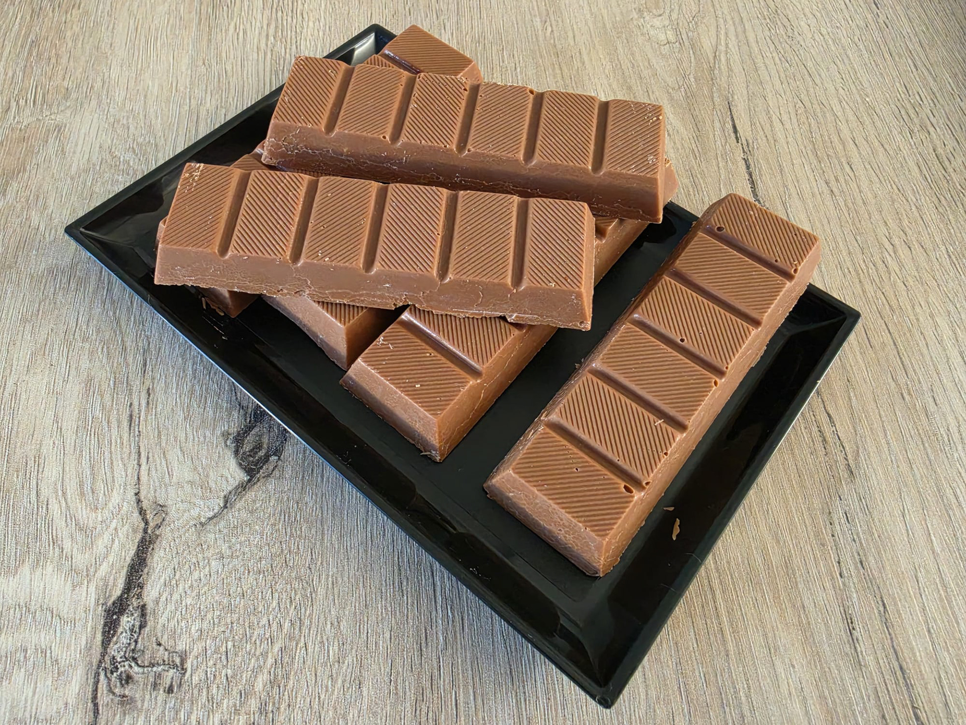 Ambachtelijke huisgemaakte melkchocoladerepen van de Bakserre