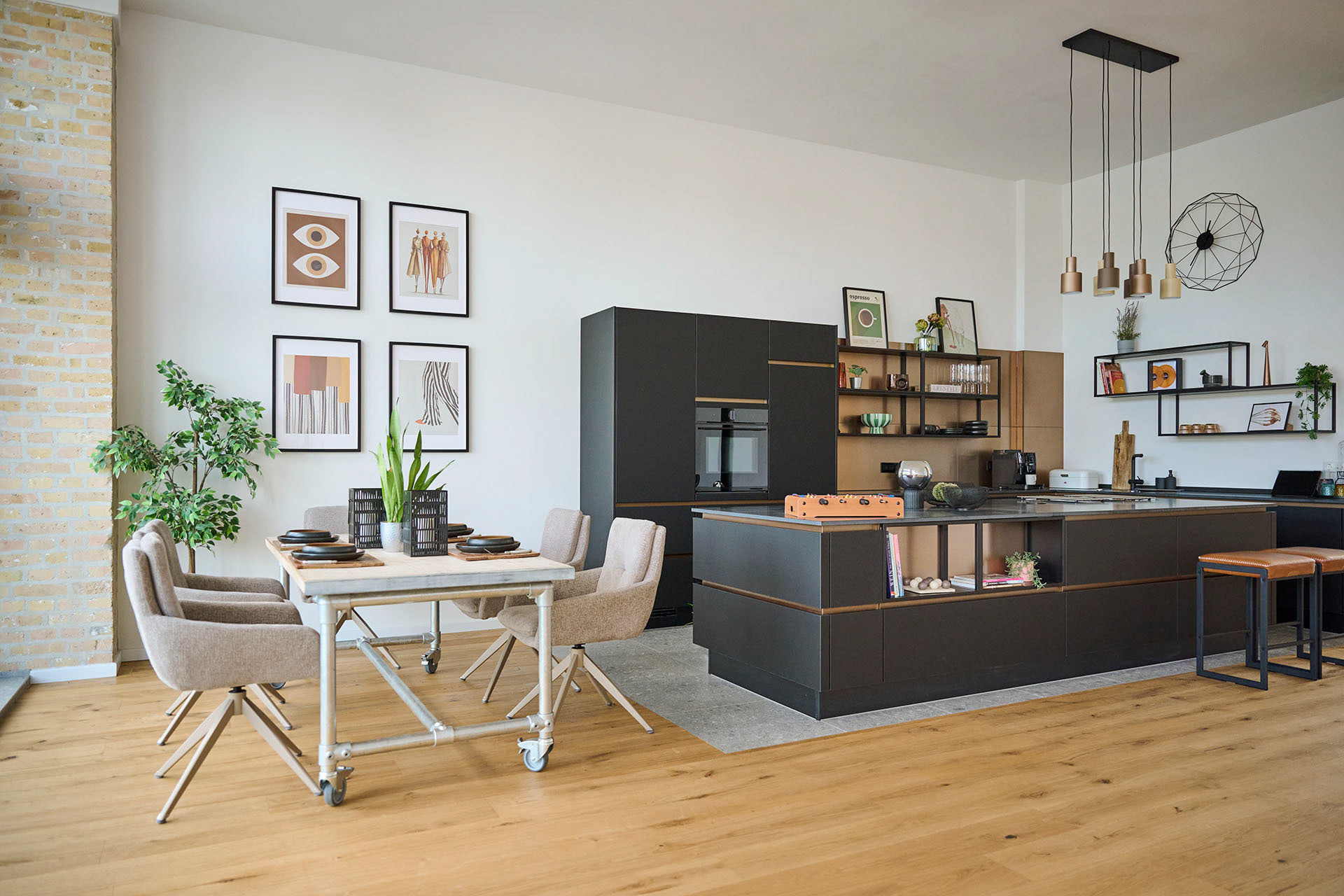 Kitchen & Dining
