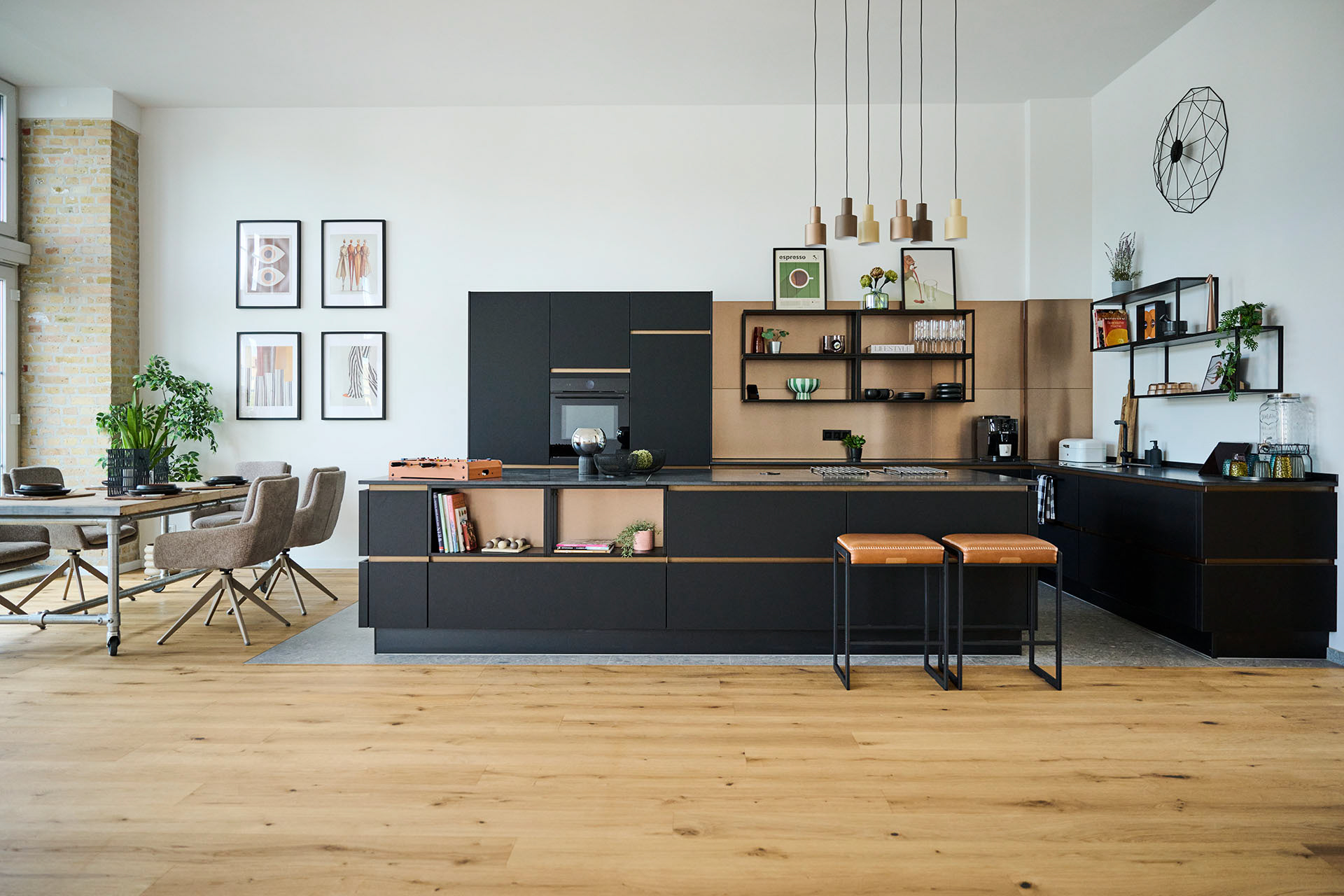 Kitchen & Dining