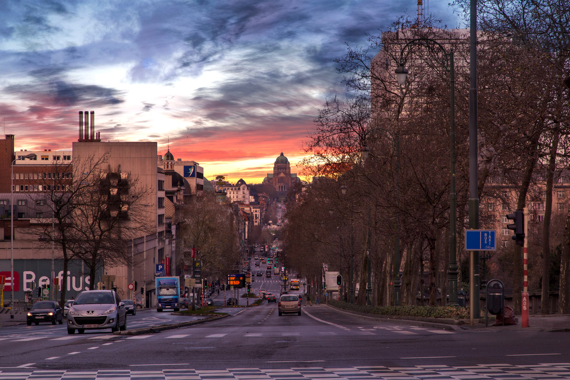 As for the surface, the Basilica of Koekelberg is the world's fifth largest, after the Basilique Notre Dame de la Paix in Yamoessokro in Ivory Coast, the St. Peter's Basilica in Rome, the Cathedral of St. Paul Church in London and the Basilica of Santa Maria del Fiore in Florence.