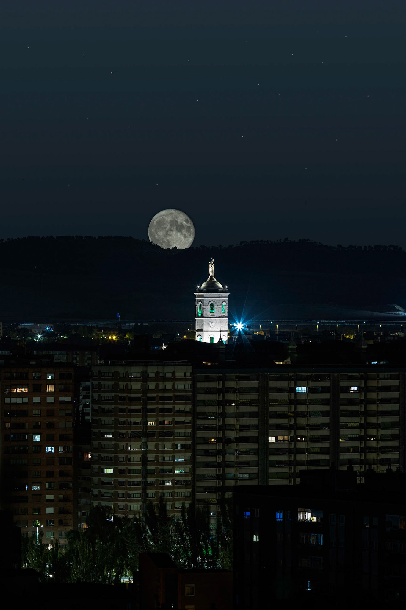 Catedral de Valladolid con luna llena 24 de julio de 2021