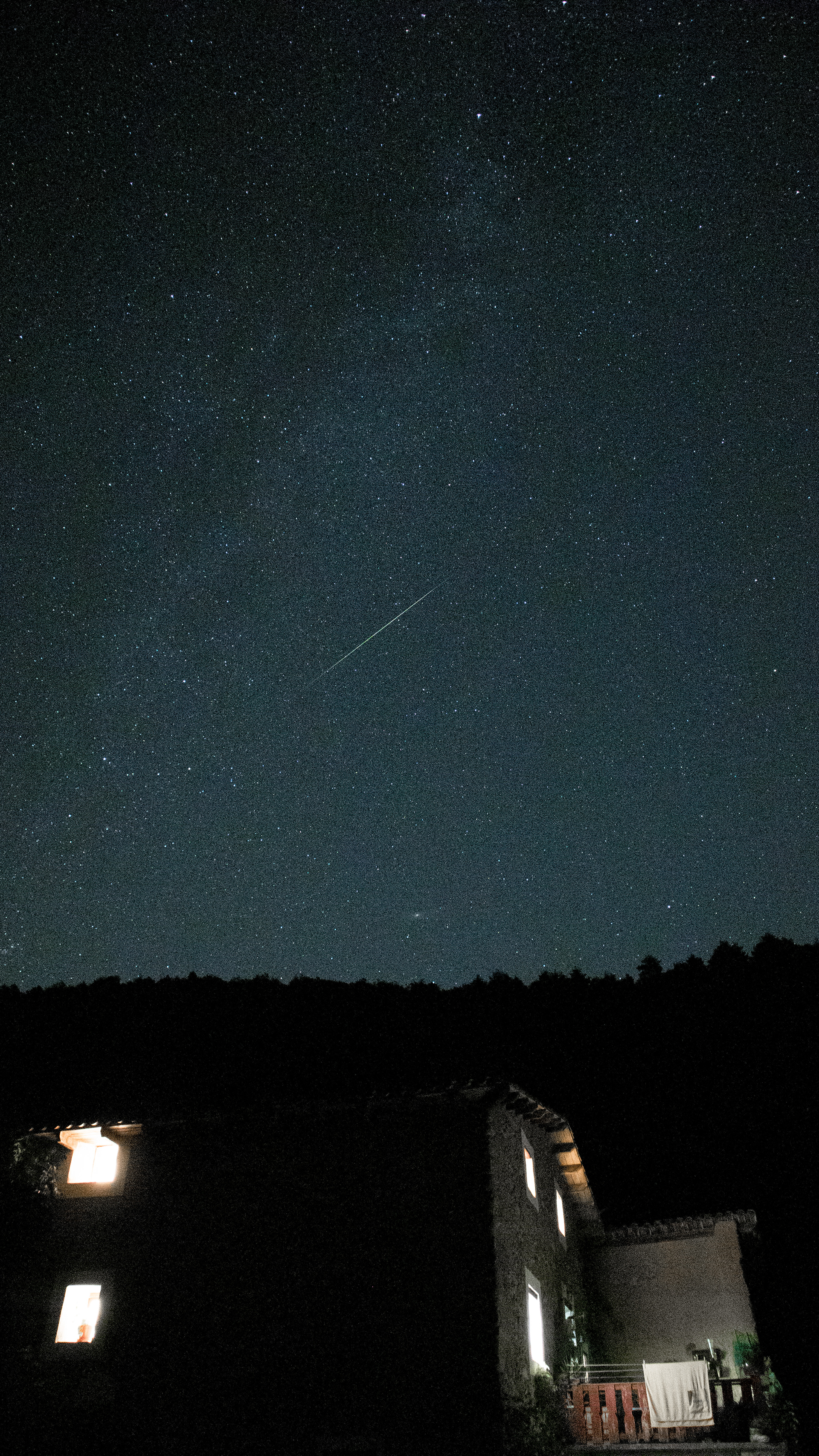 ISO 6400 15 mm. f/3.5 8.0 sec.