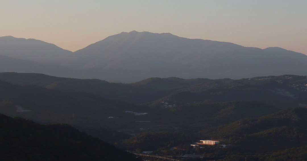 Turó de l'Home i Agudes (des del Castell de Burriac)