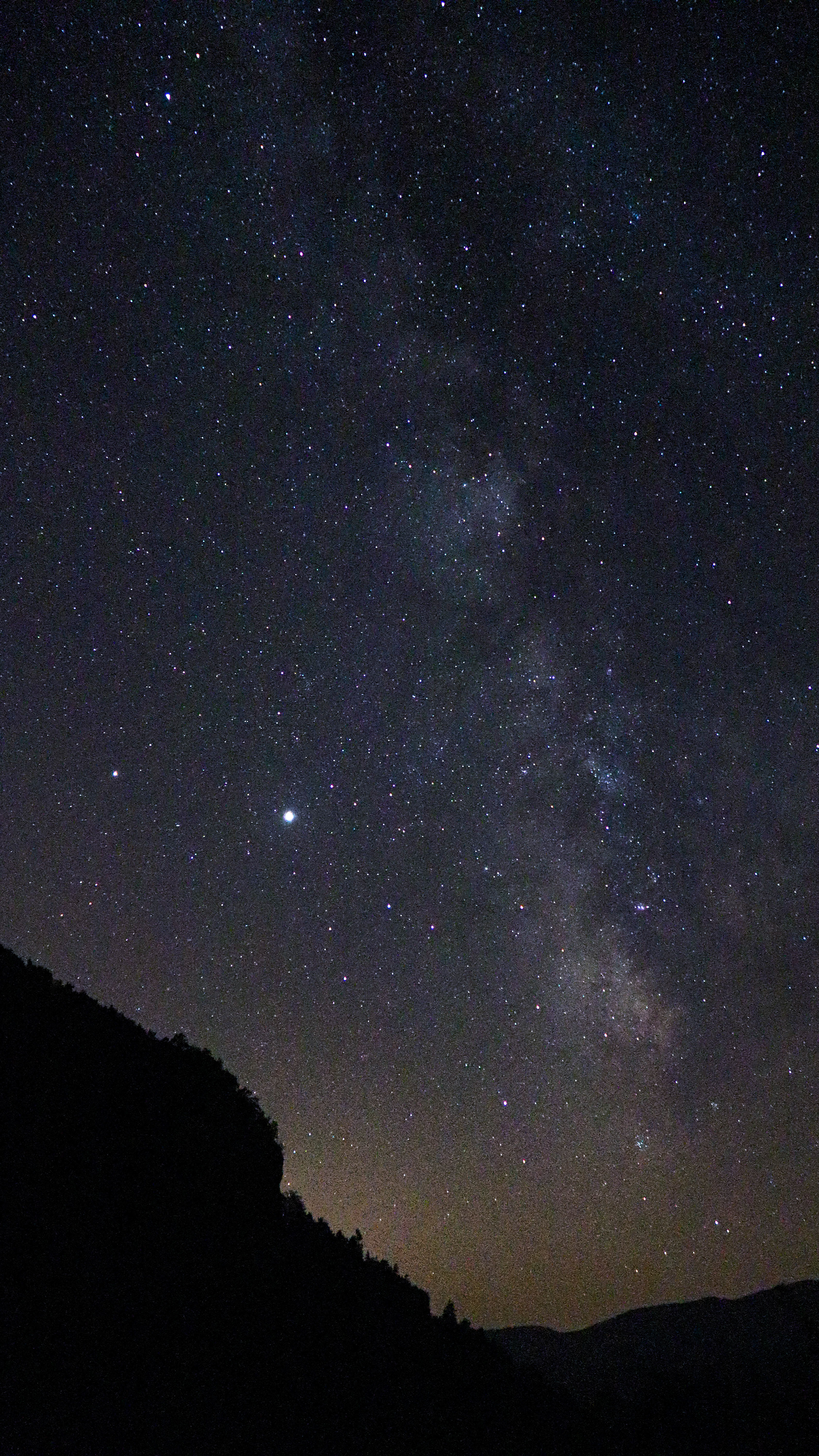 ISO 6400 22 mm. f/3.5 10 sec.