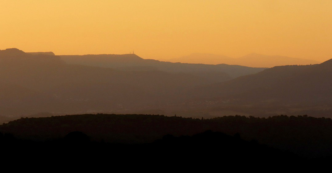 Cingles de Bertí (des del Castell de Burriac)