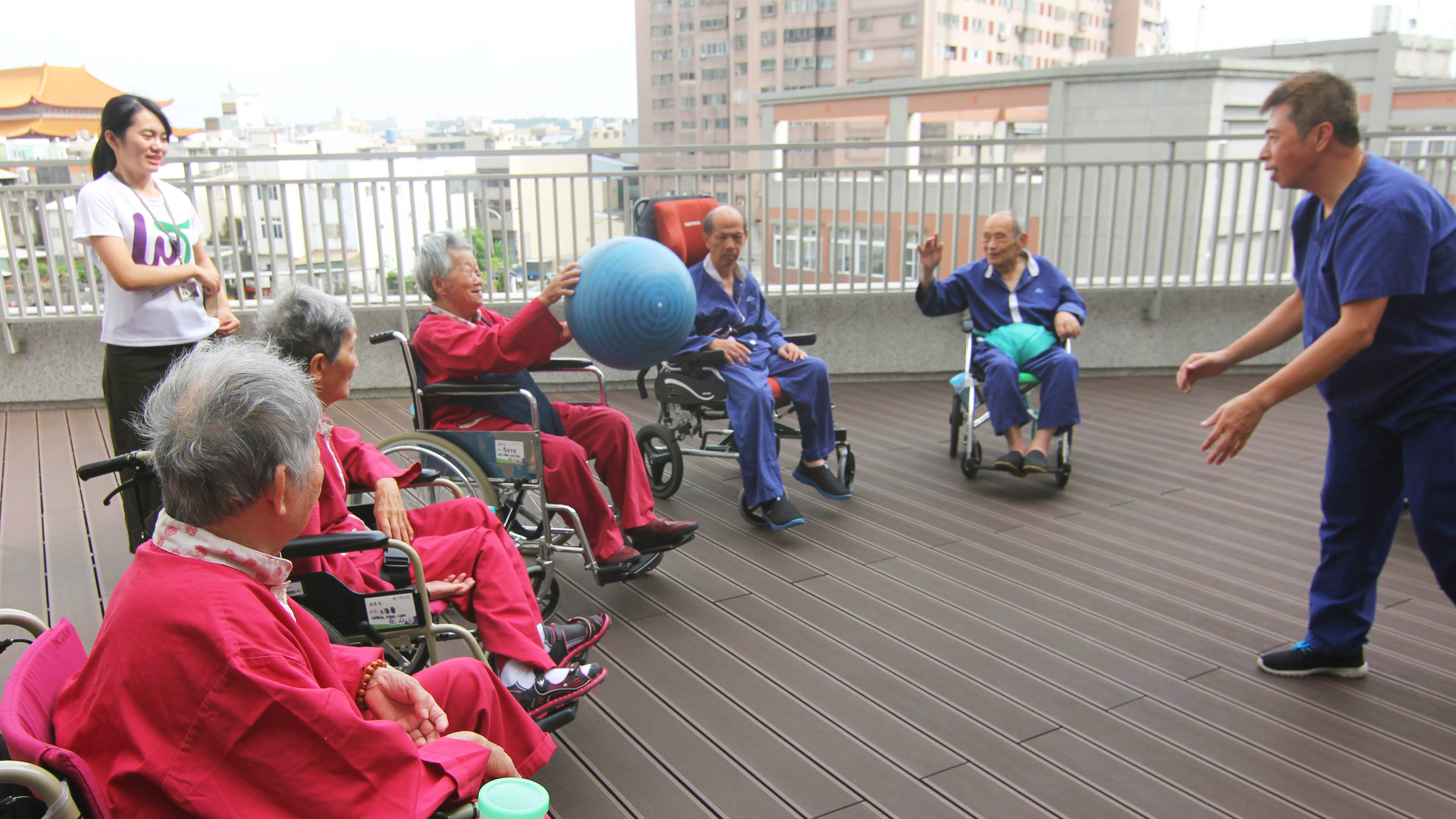 The caregiver is playing with the elders during the exercise time.