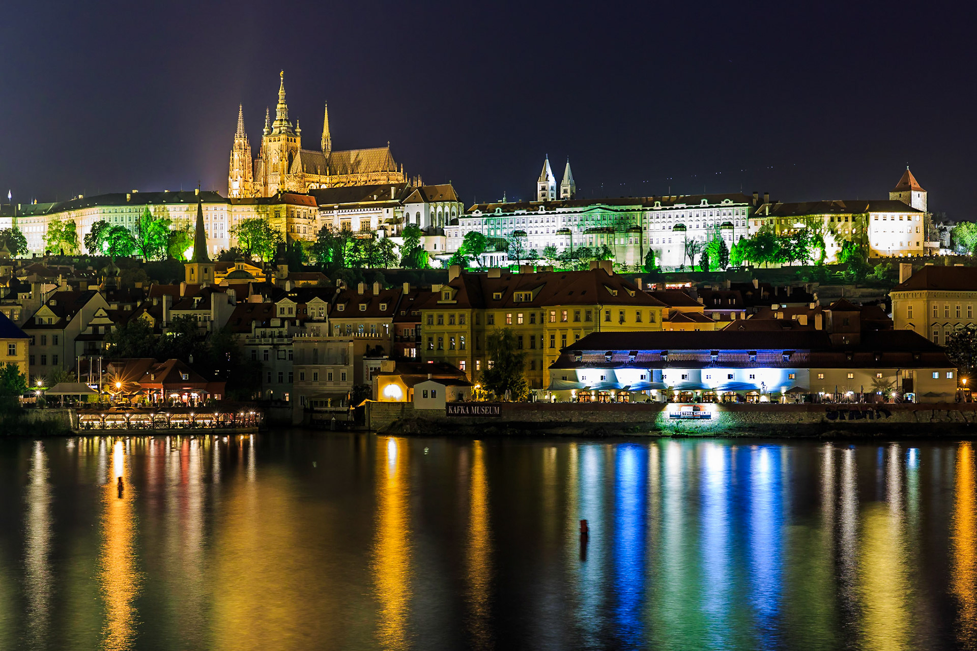 Le château de Prague de nuit depuis la Vltava.