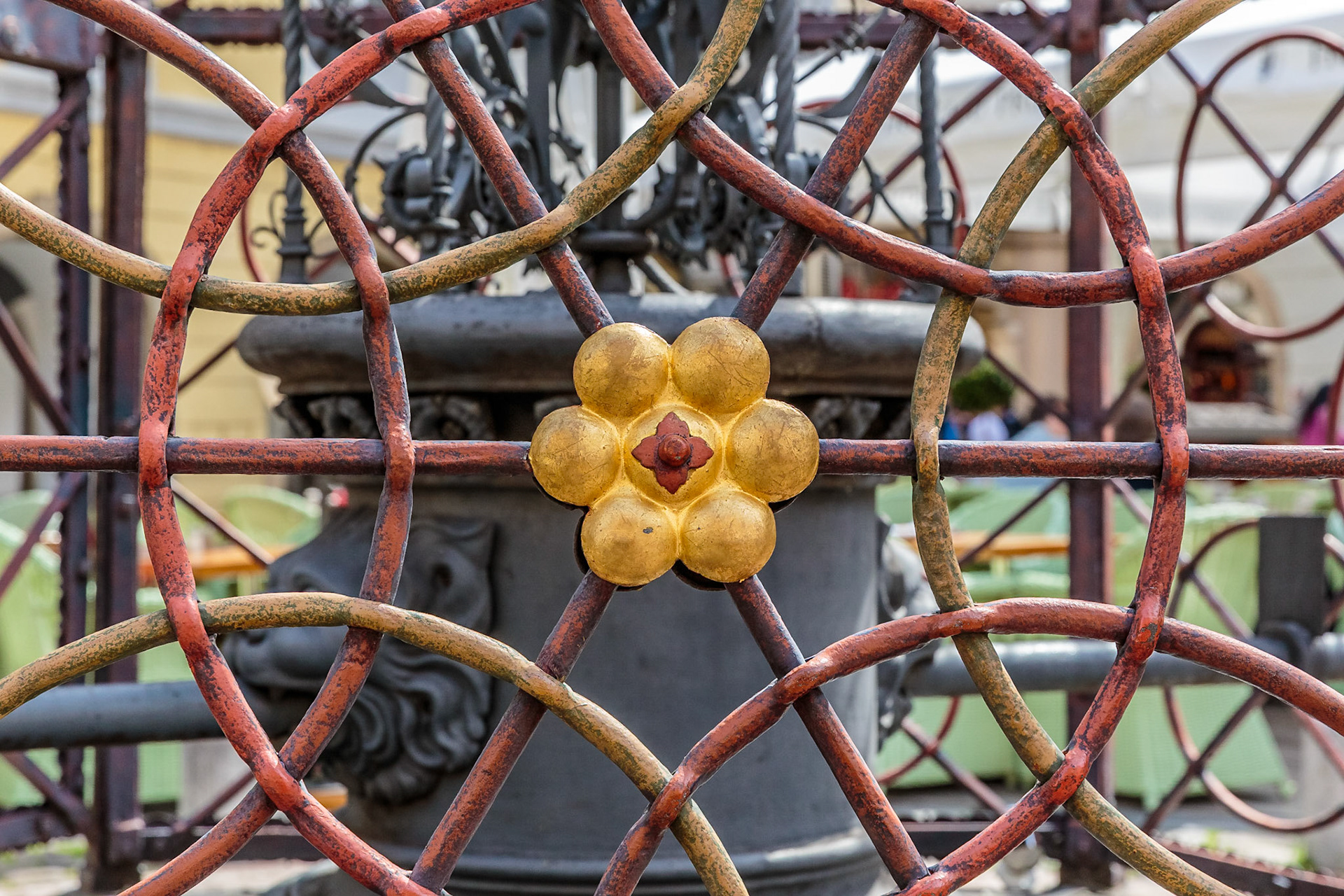 Grille protégeant un puit sur la Petite Place (Malé náměstí)
