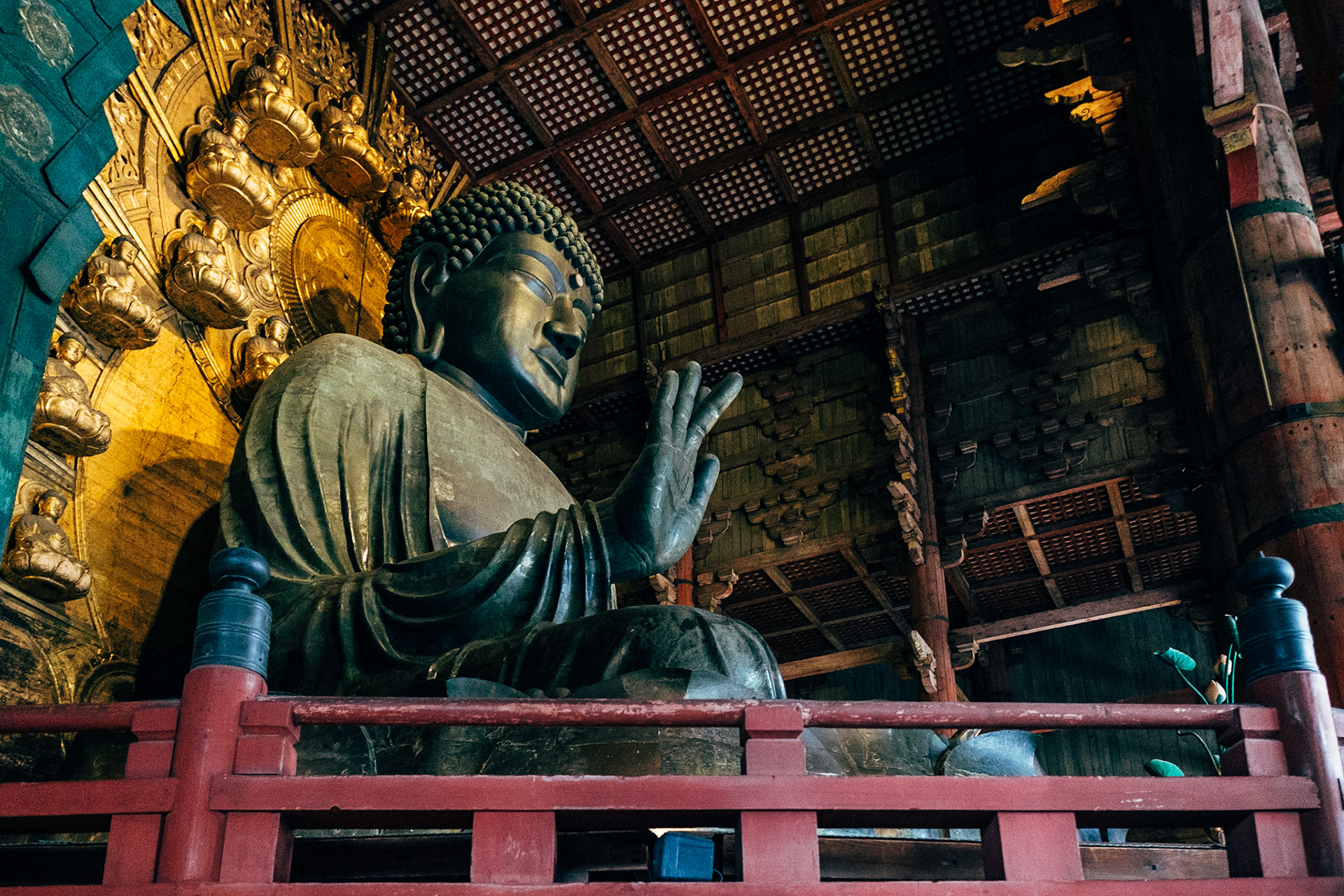 Daibutsu de 16m de haut dans le Daibutsu-den (Nara)