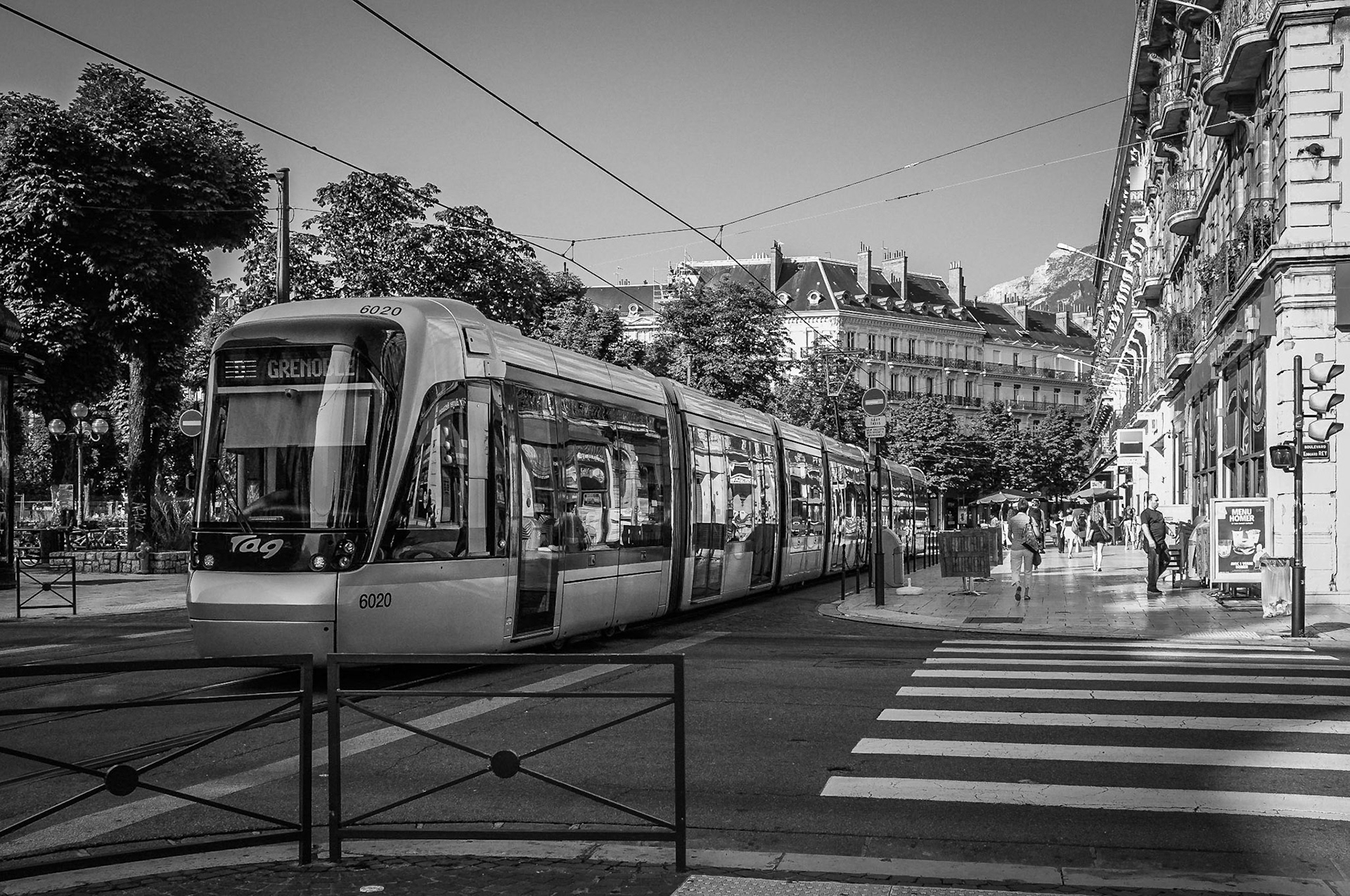 Le tram de Grenoble passant devant la Place Victor Hugo