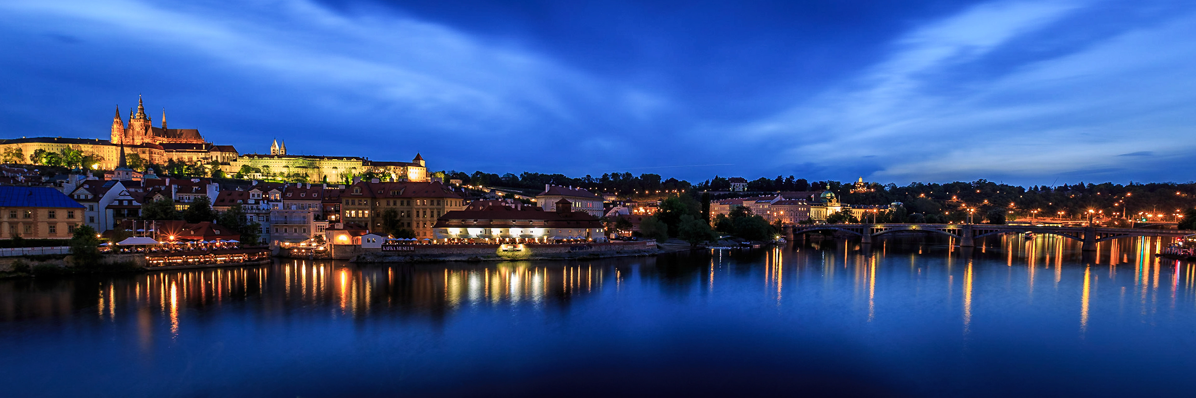 Le Château de Prague et la Vltava.