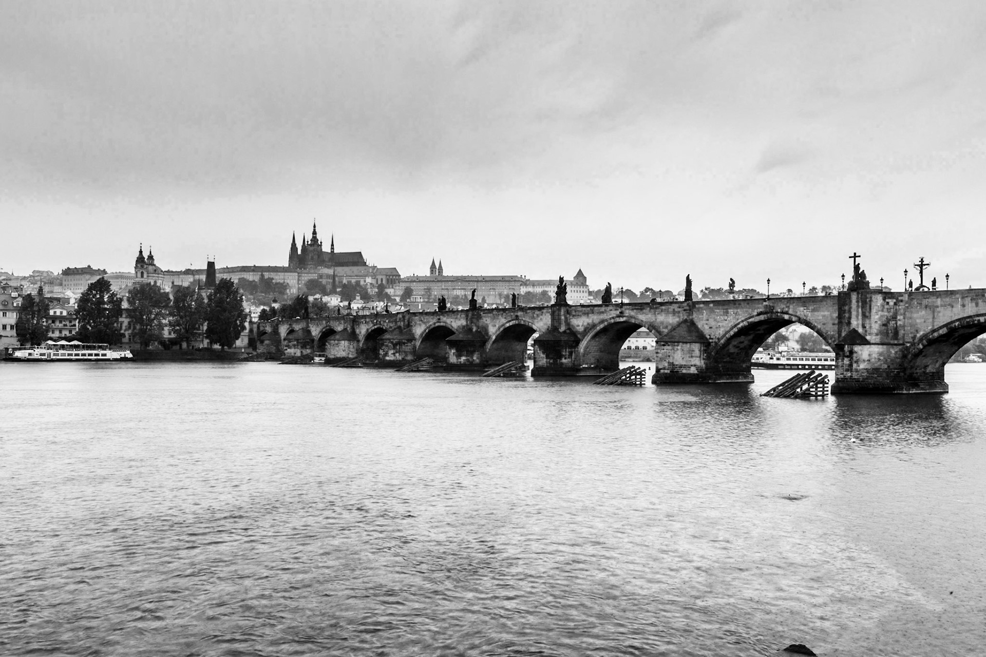 Le château de Prague et le Pont Charles par temps de pluie.