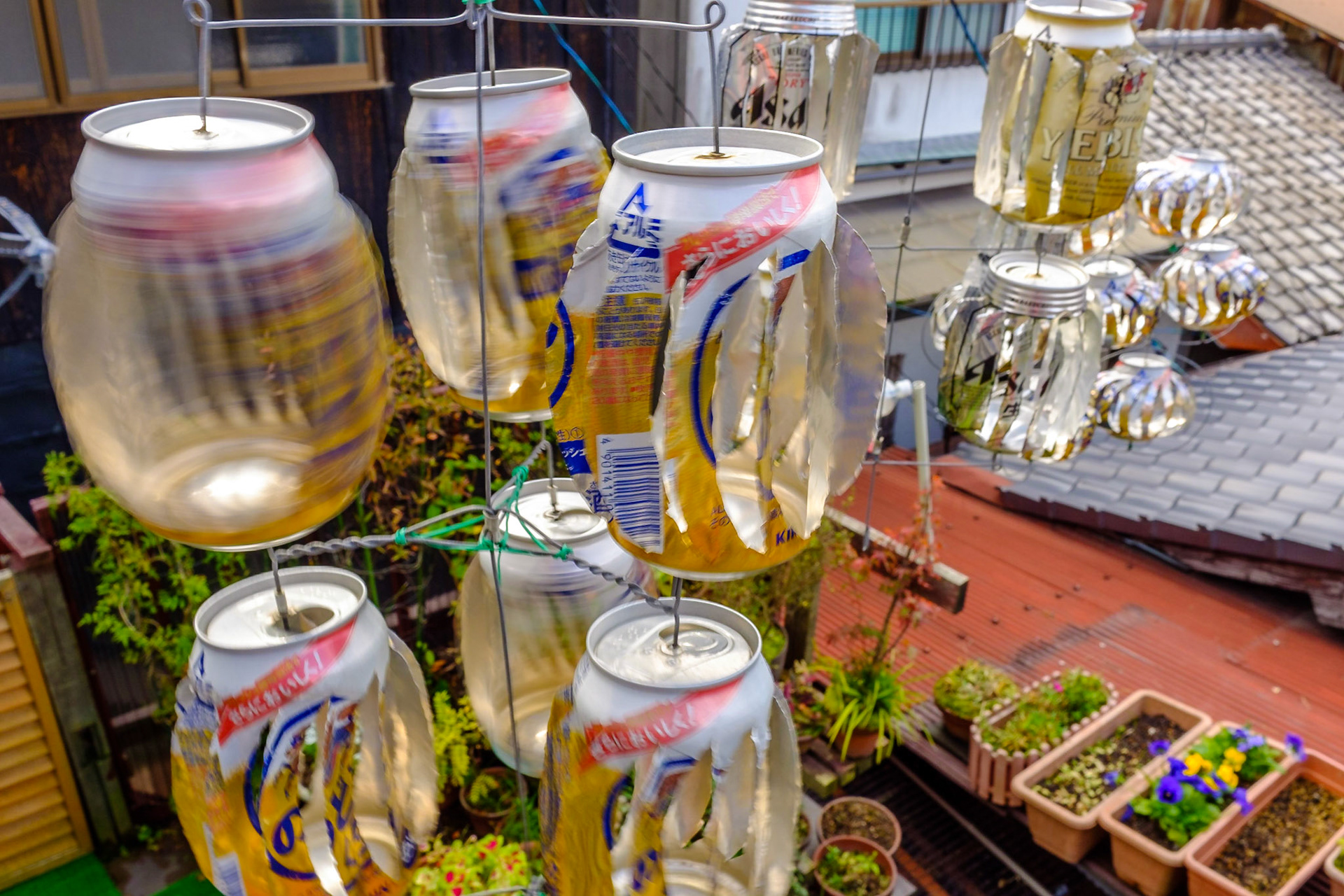 Canettes recyclées pour éloigner les oiseaux
