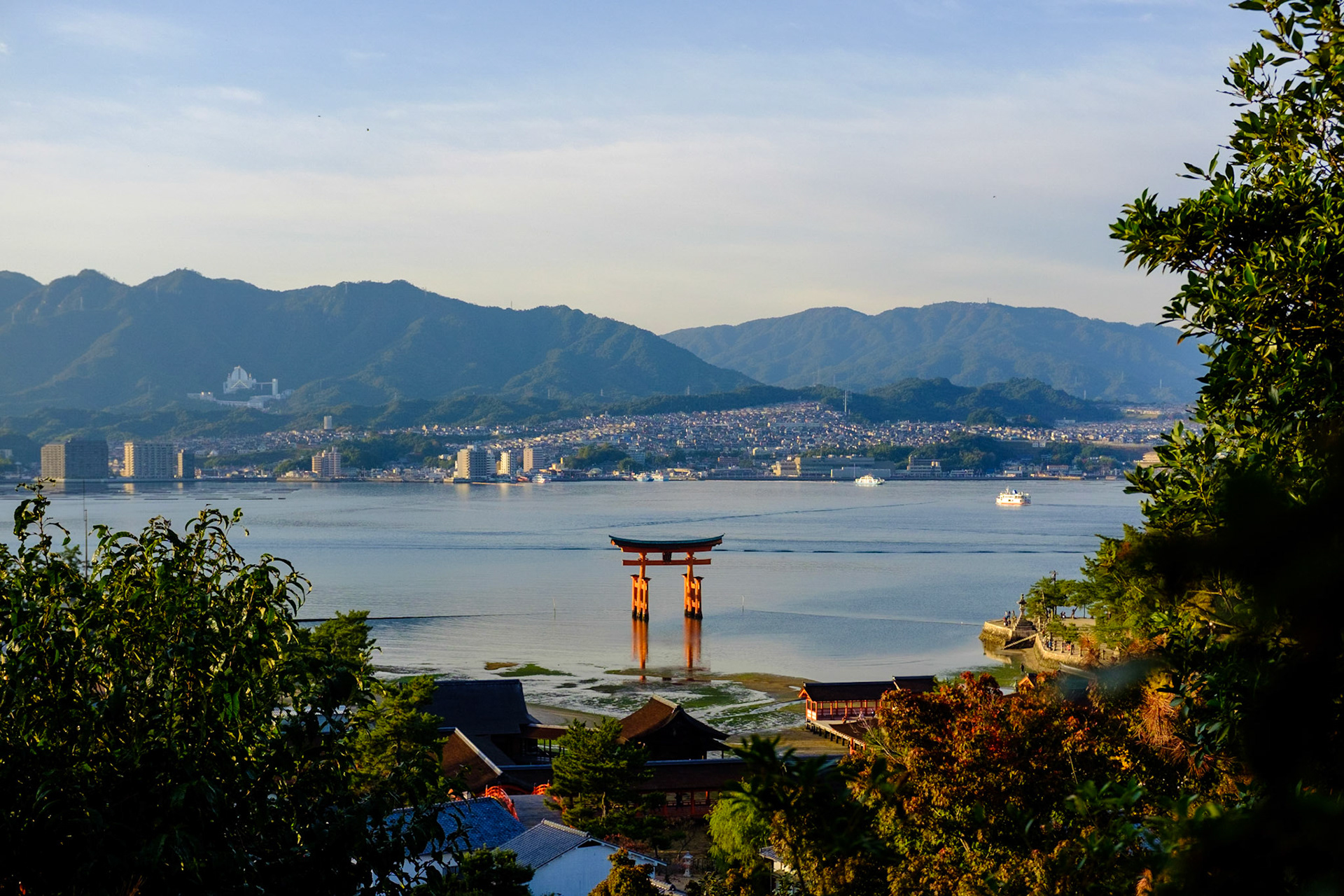Miyajima Ootorii vu depuis le Pavillion Maniden (Temple Daishō-in)