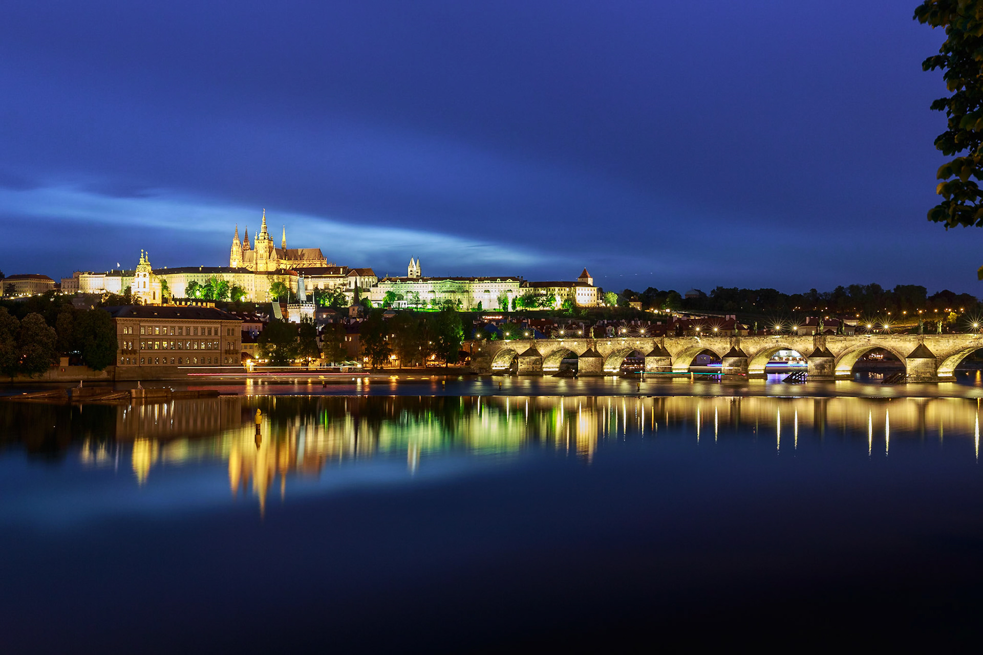 Le Château de Prague et le Pont Charles de nuit.