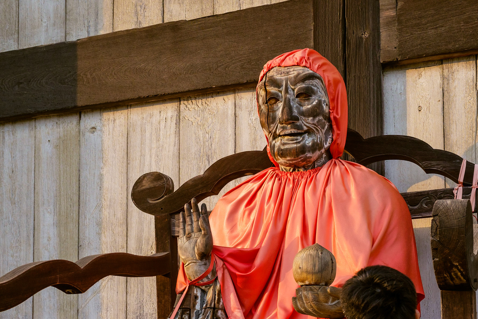 Statue de Binzuru devant le Daibutsu-den (Nara)