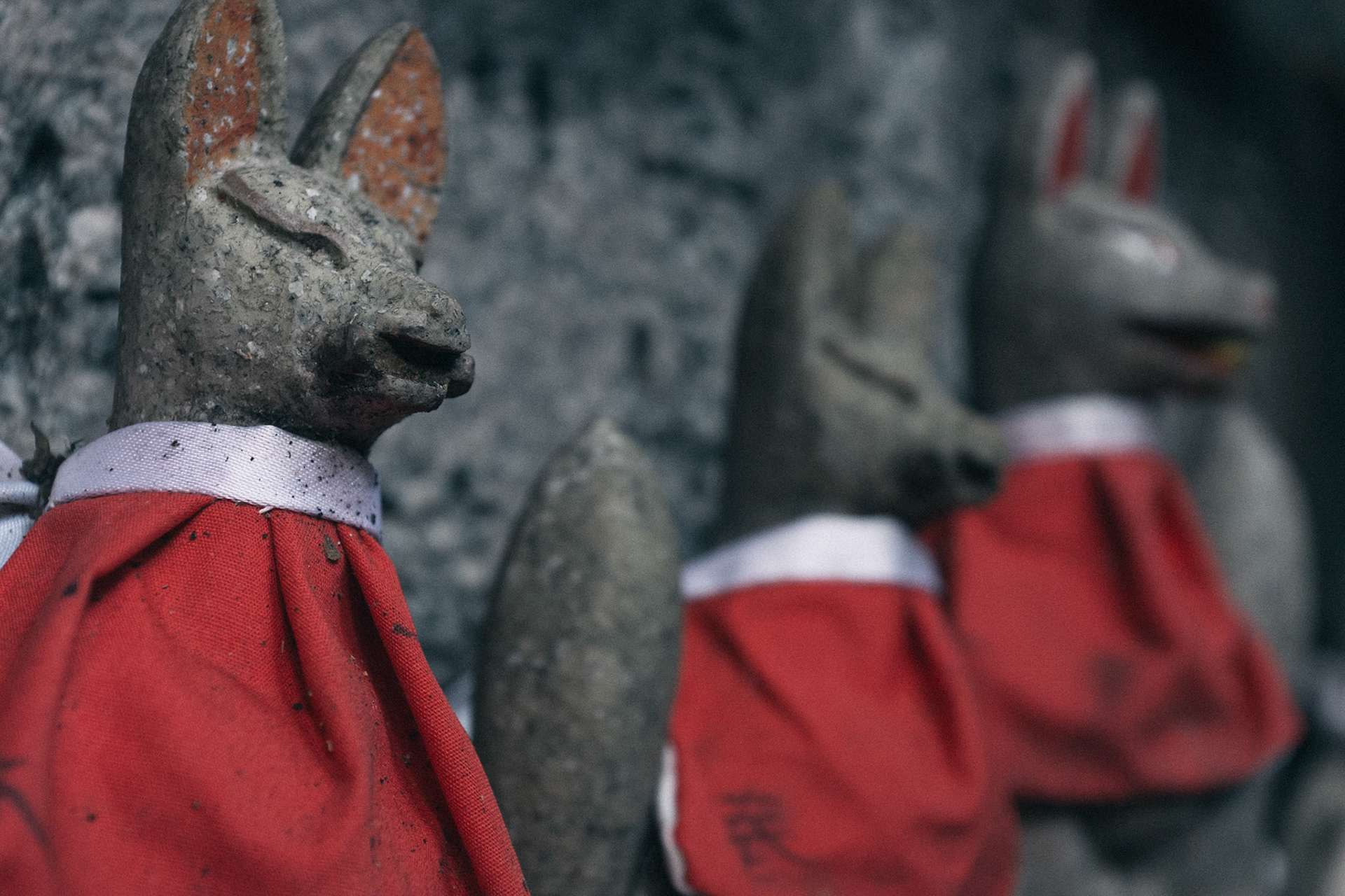 Statues de kitsune au sanctuaire Fushimi Inari-Taisha (Kyōto)