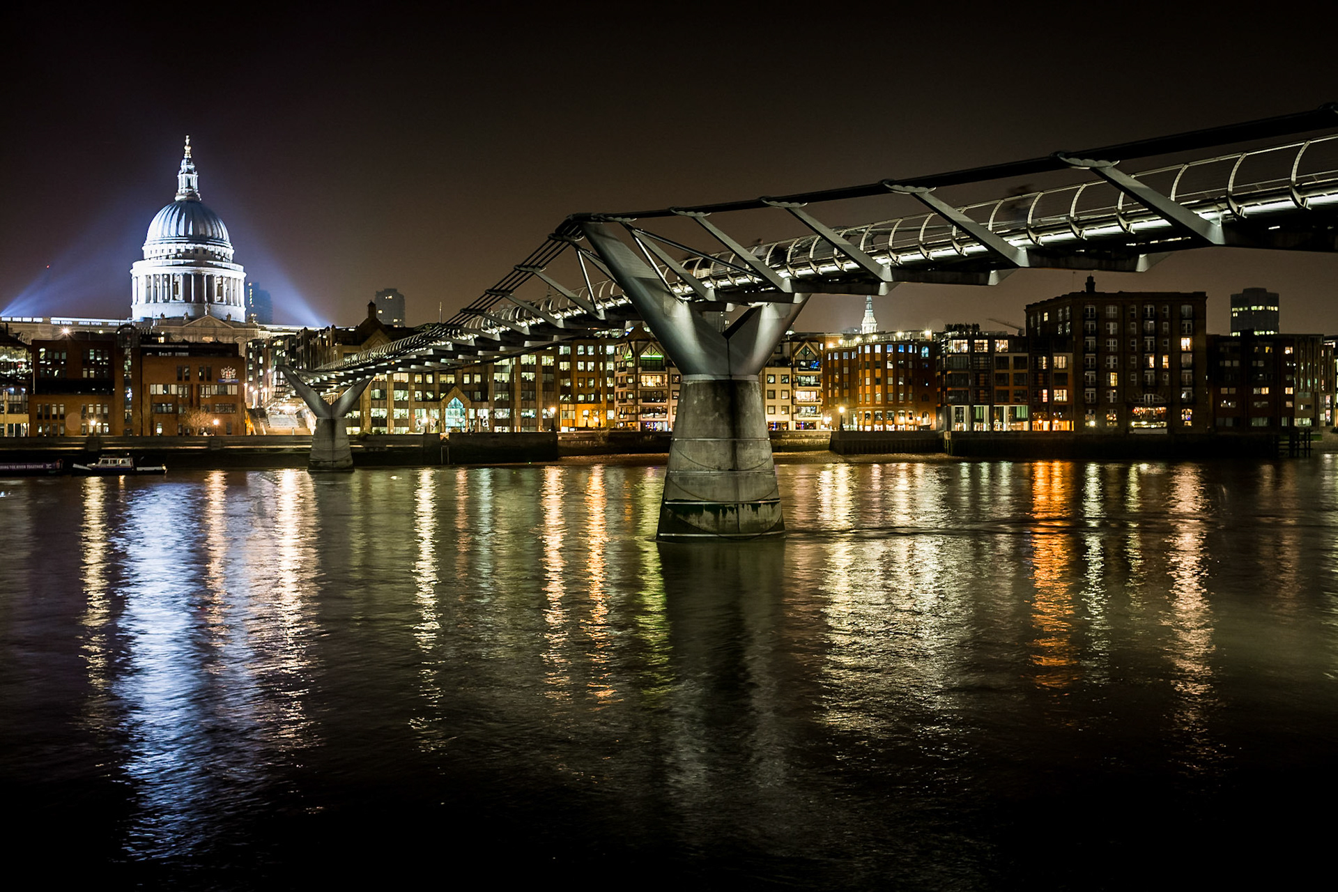 Saint-Paul Cathedral and the Millenium Bridge.