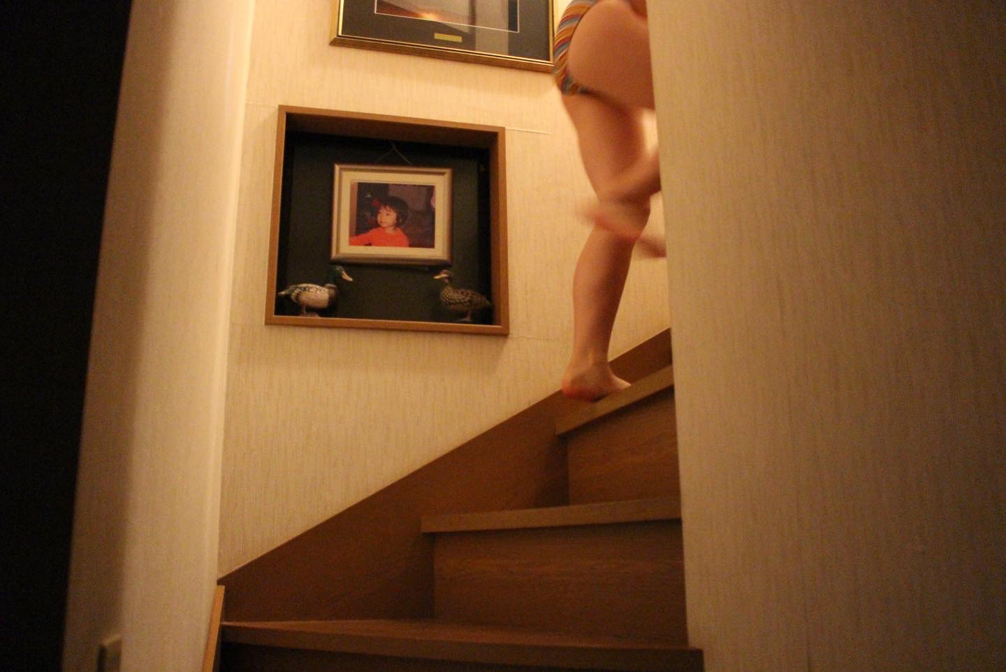 走る女